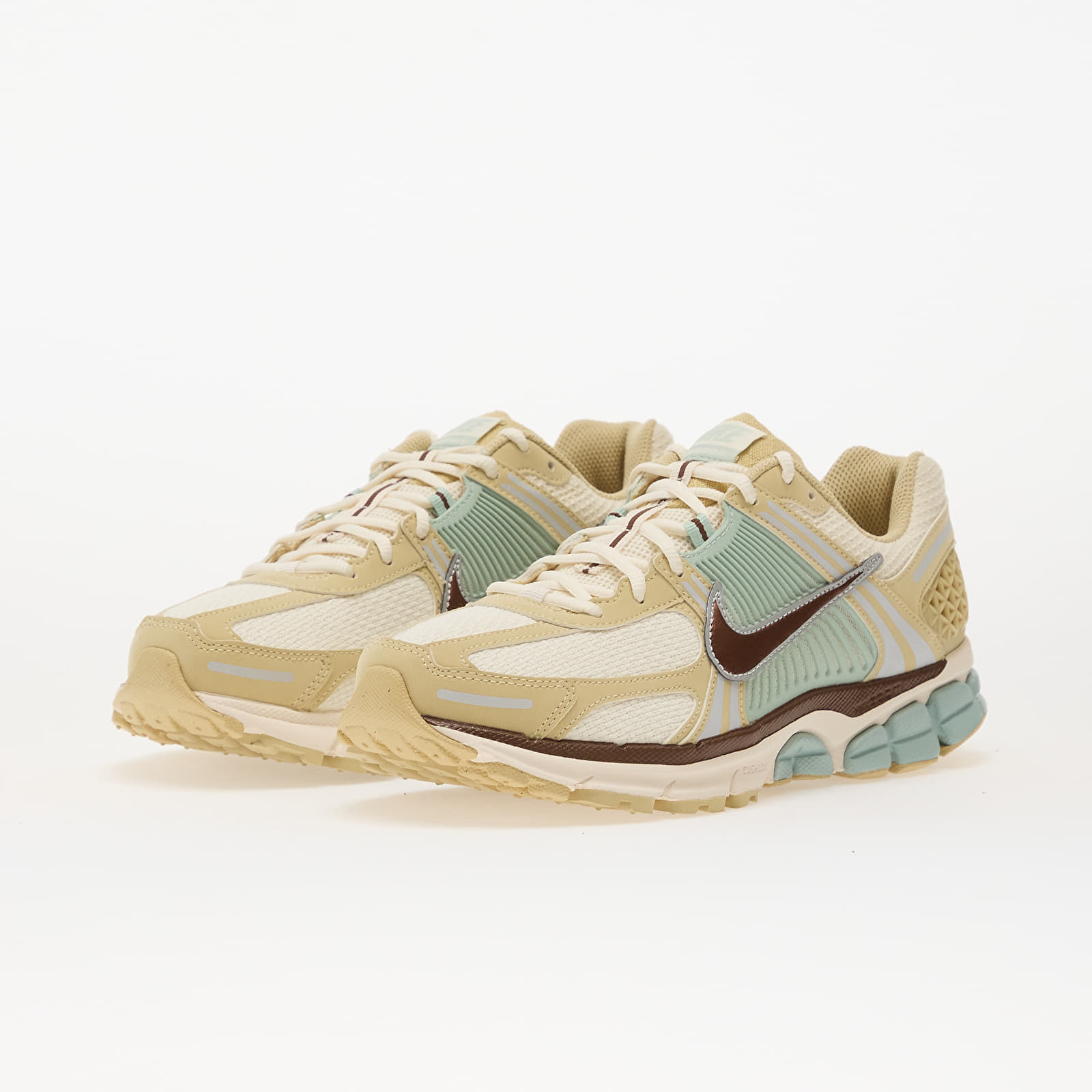 Men's sneakers and shoes Nike Zoom Vomero 5 Se Team Gold/ Fauna Brown-Pale Ivory-Seafoam-Mtlc Platinum-Mtlc Platinum