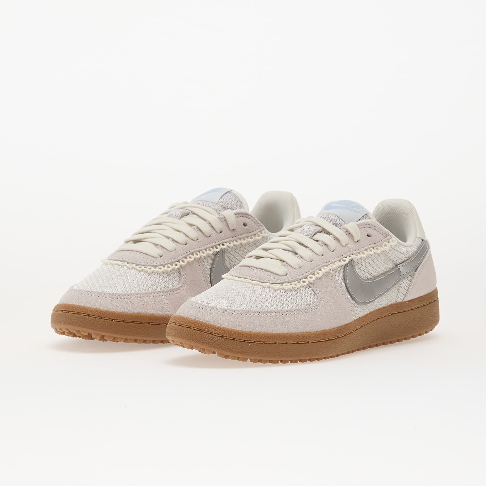 Sneakers og sko til kvinder Nike Wmns Field General Platinum Tint/ Mtlc Silver-Vast Grey-Gum Med Brown-Sail-Celestine Blue
