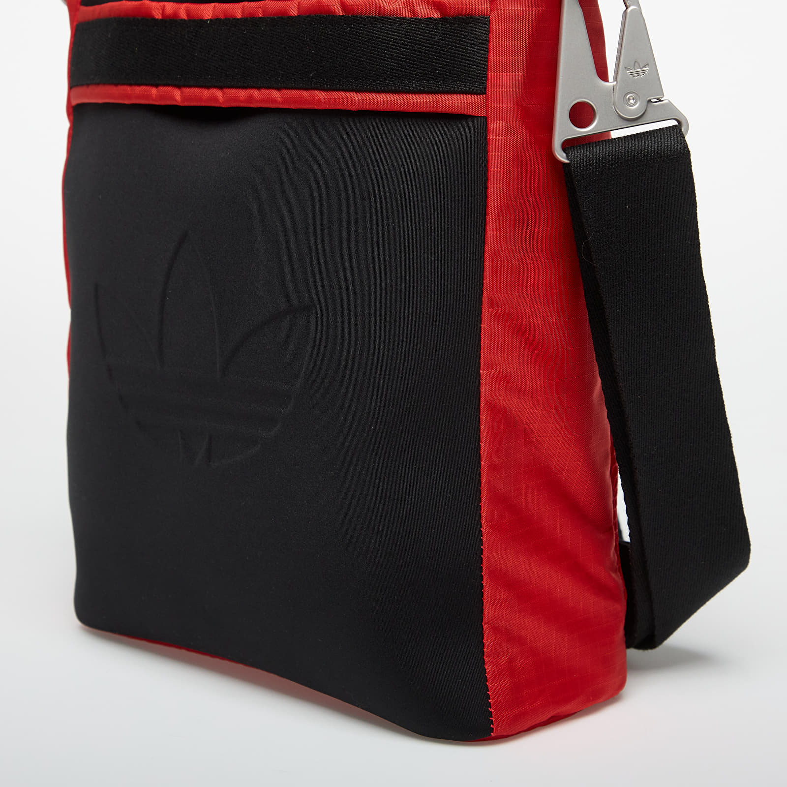 Мъжки чанти за рамо adidas La Brea Bucket Bag Vivid Red