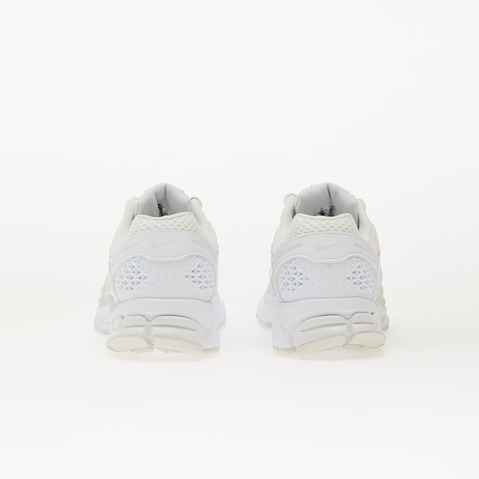 Sneakers och skor för kvinnor Nike W Zoom Vomero 5 SE White/ White-Platinum Tint-Summit White-Black