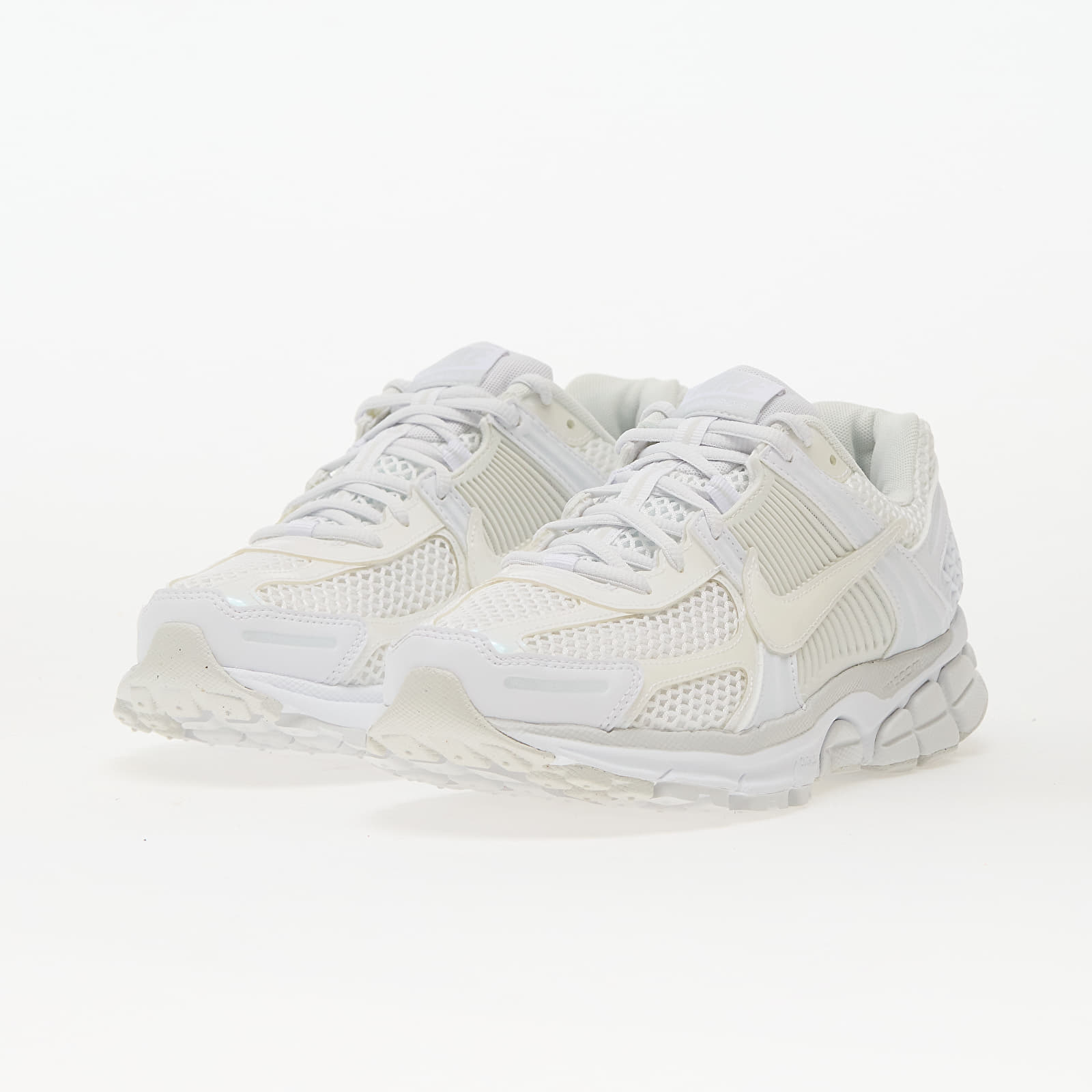 Sneakers och skor för kvinnor Nike W Zoom Vomero 5 SE White/ White-Platinum Tint-Summit White-Black