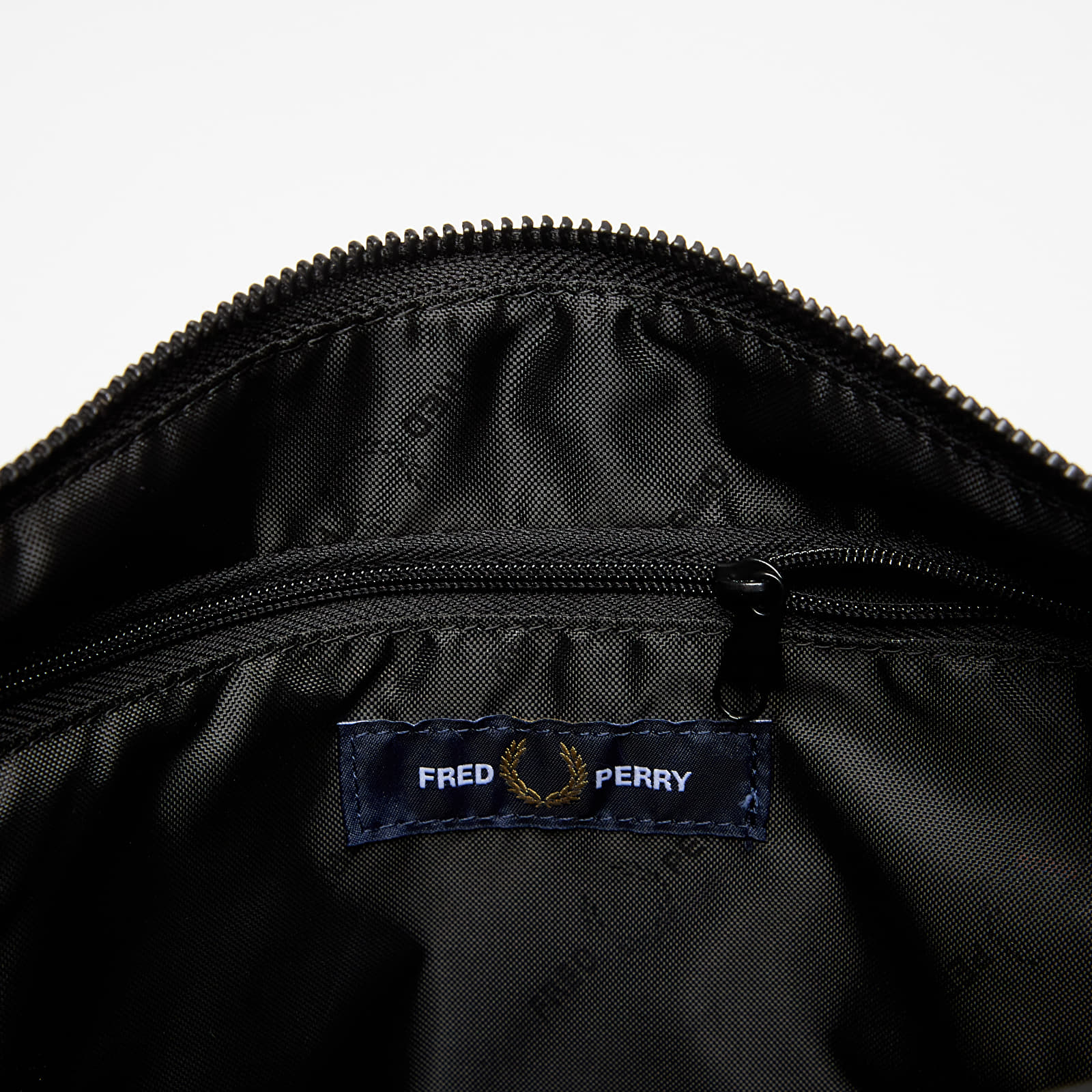 Sacs à bandoulière pour hommes FRED PERRY Nylon Badge Crossbody Bag Black