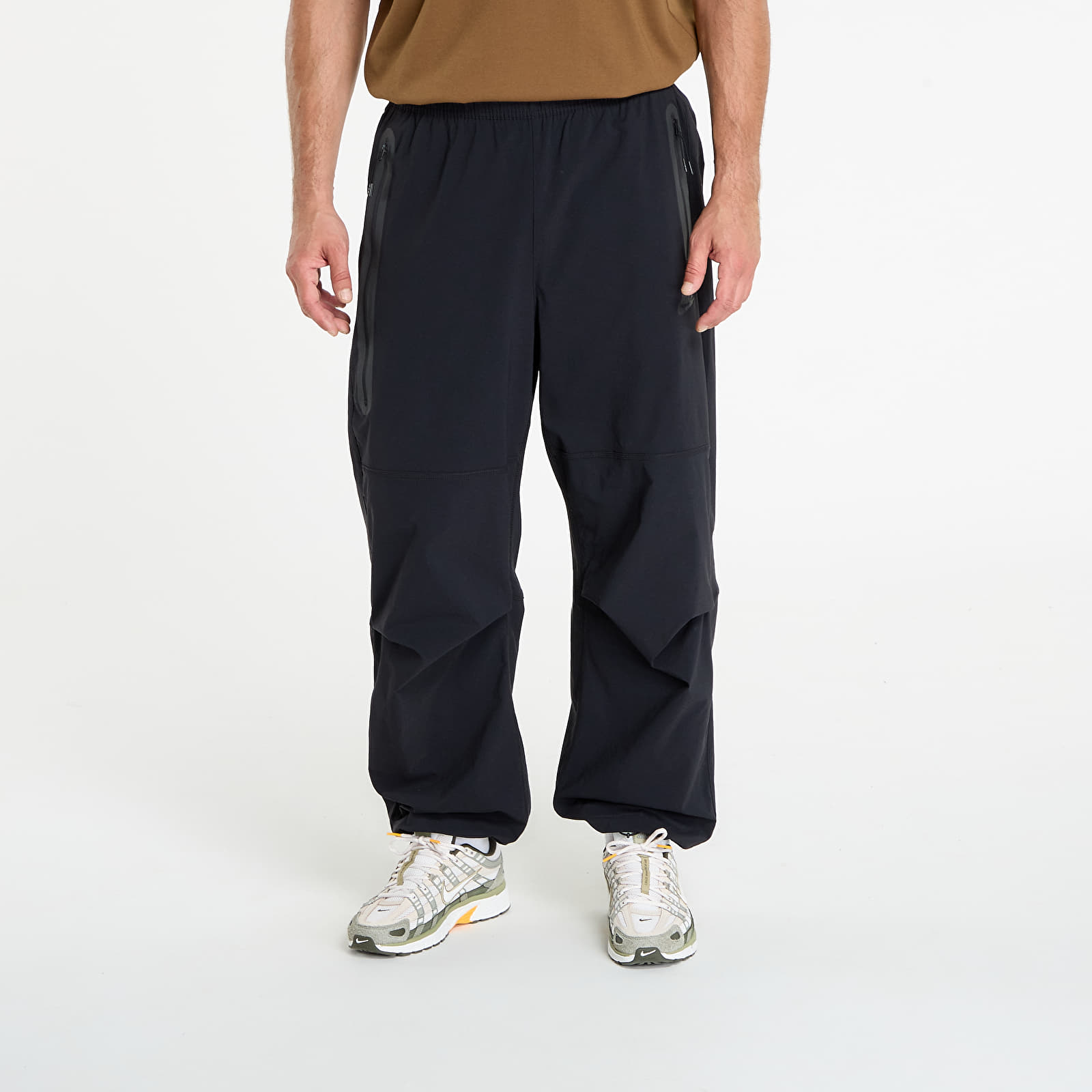 Pánské kalhoty Nike Tech Men's Woven Oversized Pants Black/ Black/ Black