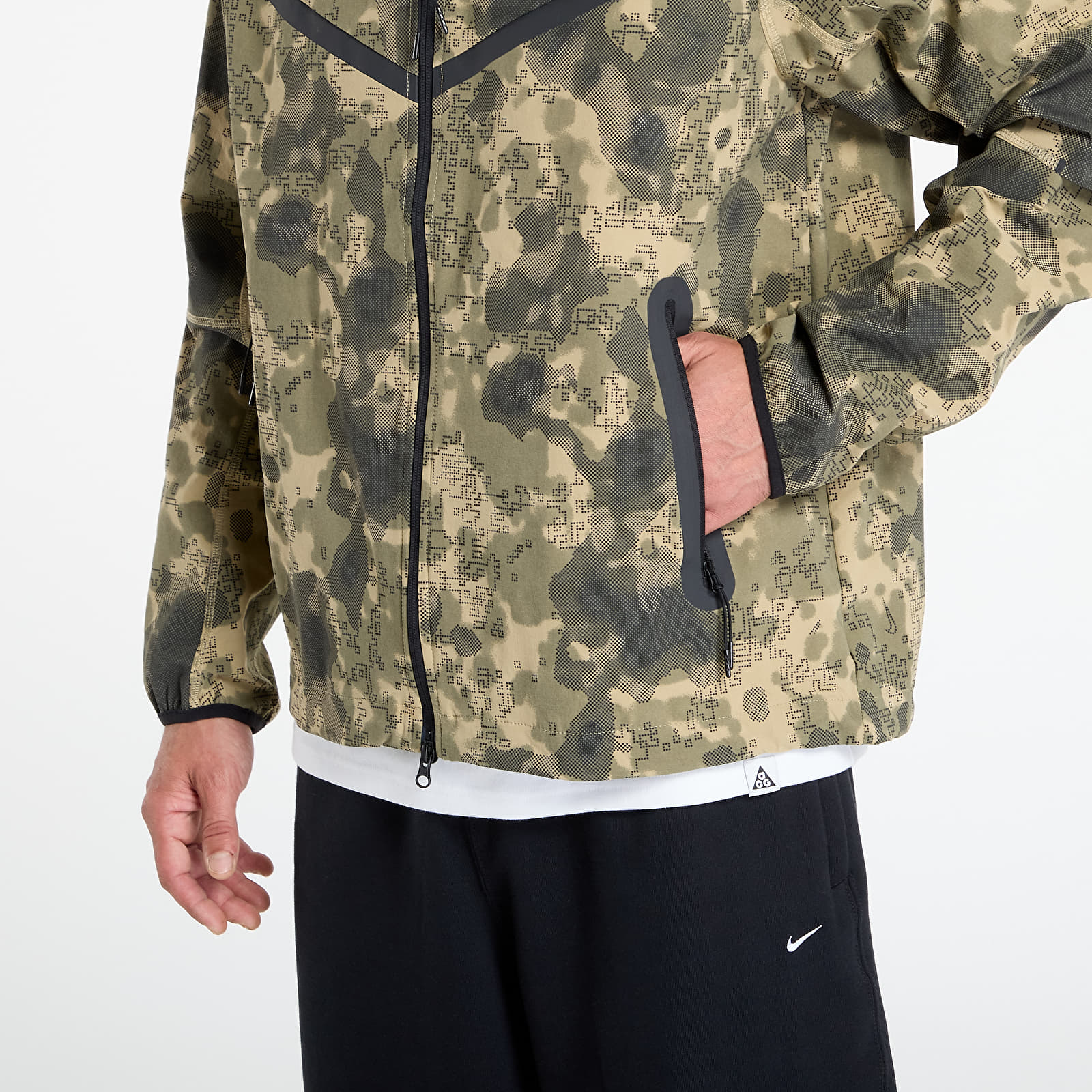 Windjacks voor heren Nike Tech Men's Dri-FIT Woven Camo Windrunner Jacket Neutral Olive/ Black