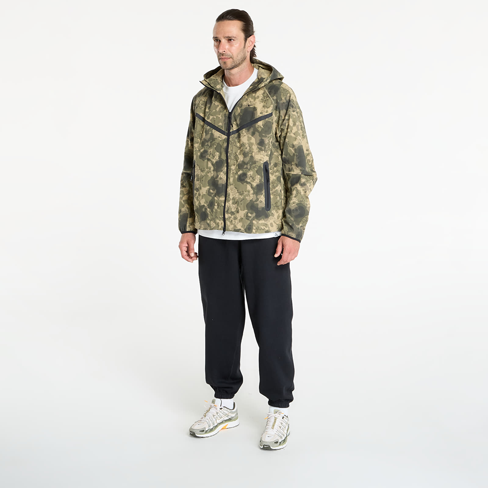 Windjacks voor heren Nike Tech Men's Dri-FIT Woven Camo Windrunner Jacket Neutral Olive/ Black