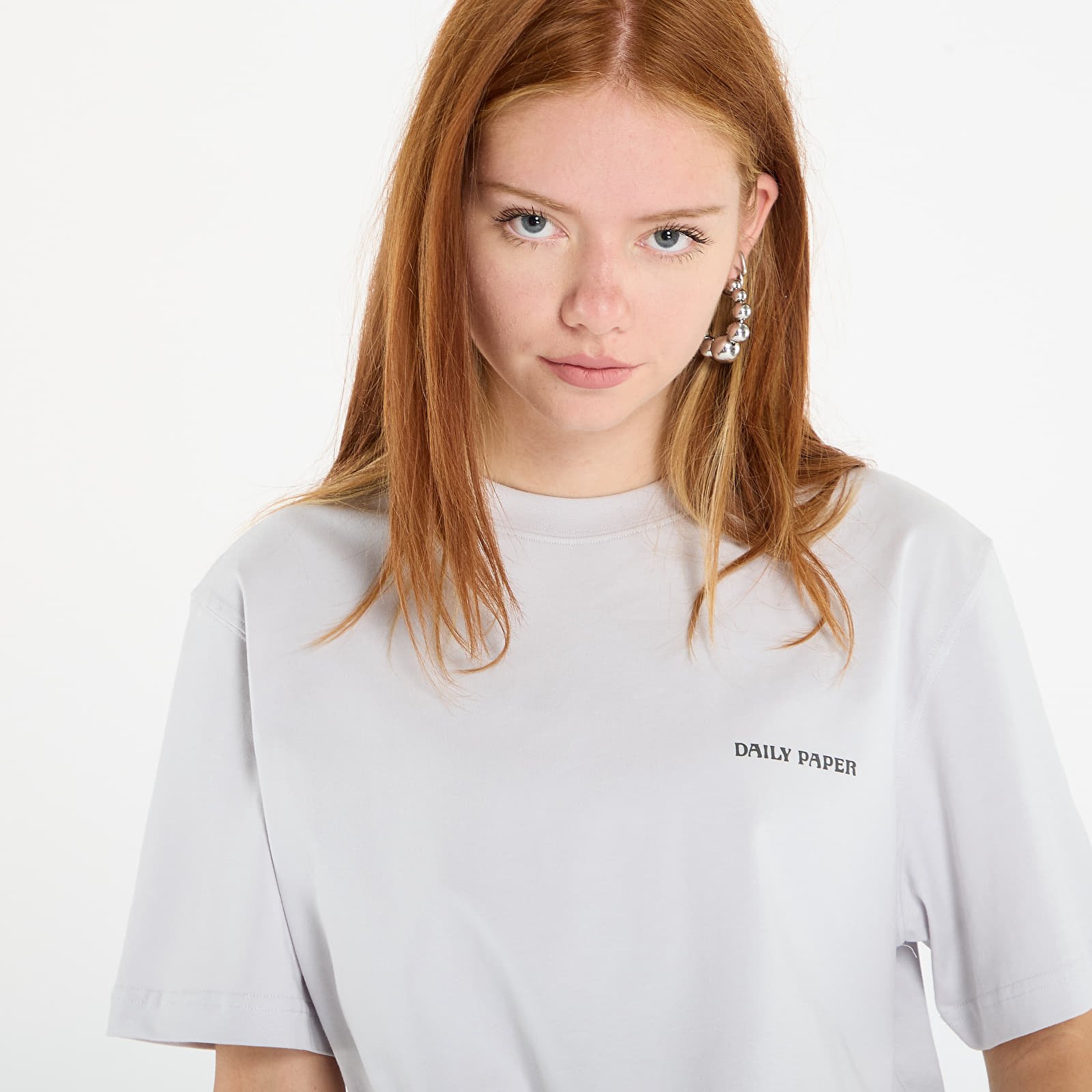 Женские футболки Daily Paper Matchstick Shield Ss T-Shirt Micro Chip Grey
