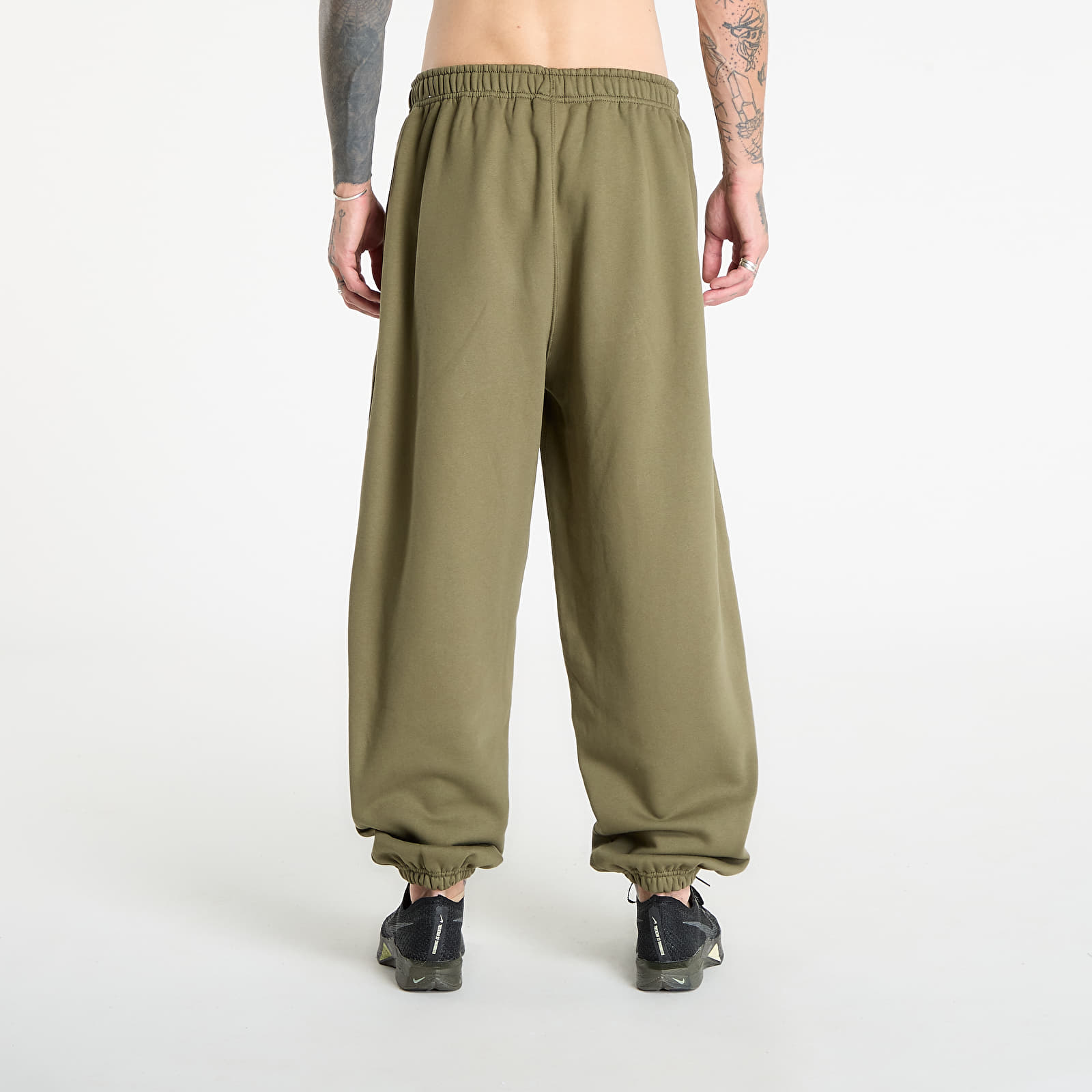 Мужские спортивные штаны Nike Solo Swoosh Men's Cuffed Fleece Pants Medium Olive/ Medium Olive/ White