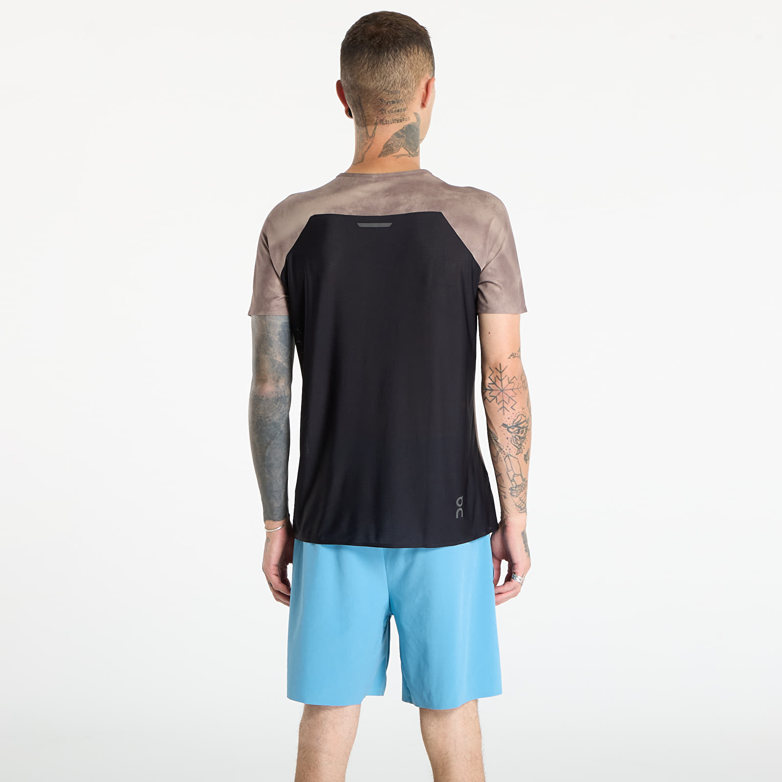 T-shirts för män On Performance Tee AOP Cinder/ Black