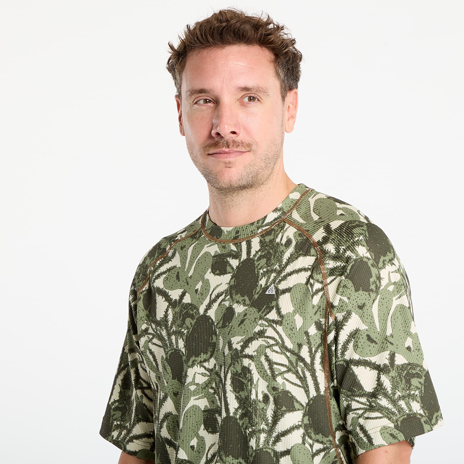 T-skjorter for menn Nike ACG "Chinati" Men's Dri-FIT ADV Short-Sleeve Top Lt Khaki/ Cargo Khaki/ Summit White
