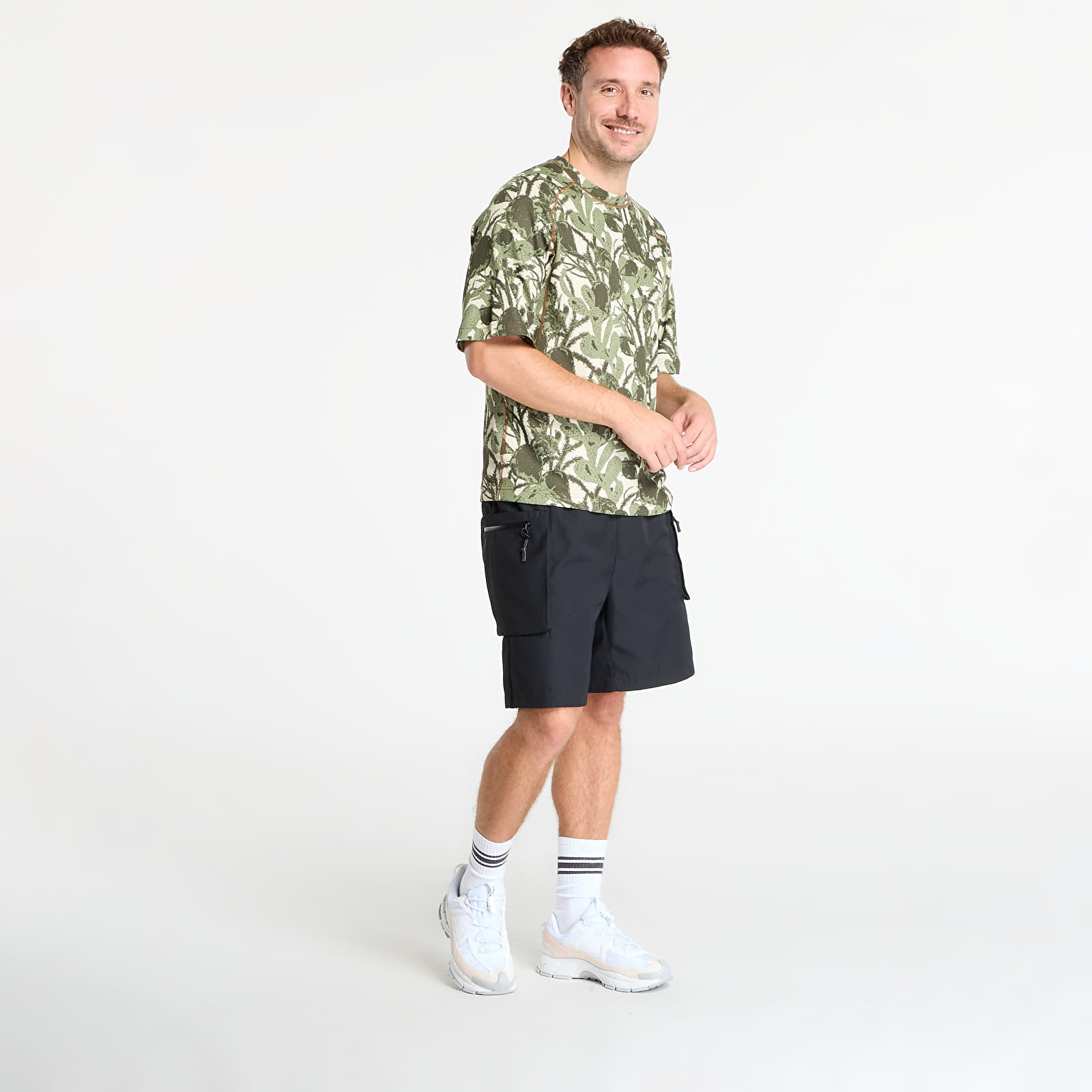 T-skjorter for menn Nike ACG "Chinati" Men's Dri-FIT ADV Short-Sleeve Top Lt Khaki/ Cargo Khaki/ Summit White