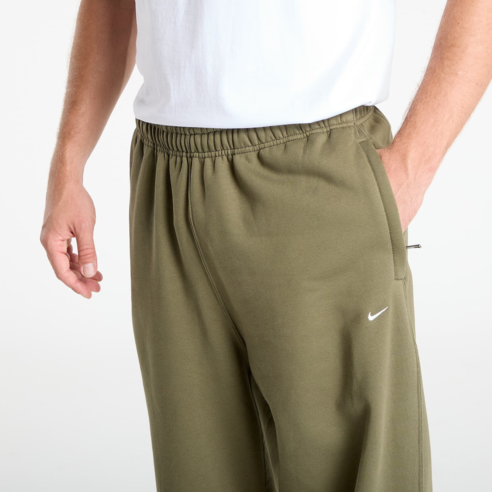 Moške trenirke Nike Solo Swoosh Men's Cuffed Fleece Pants Medium Olive/ Medium Olive/ White