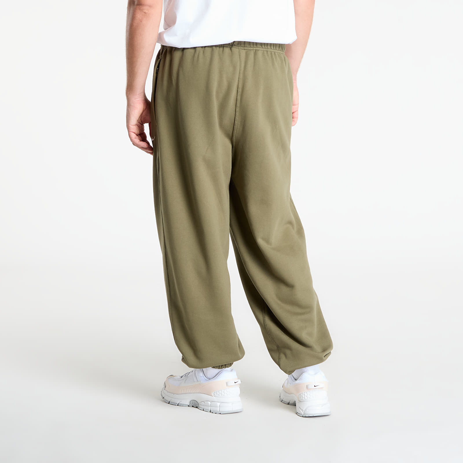 Moške trenirke Nike Solo Swoosh Men's Cuffed Fleece Pants Medium Olive/ Medium Olive/ White