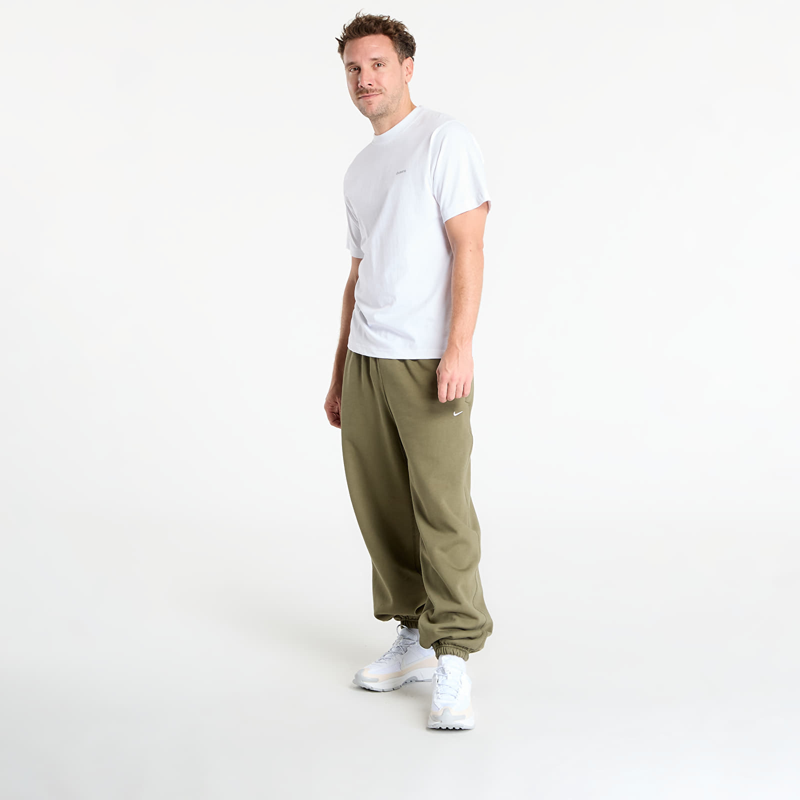 Moške trenirke Nike Solo Swoosh Men's Cuffed Fleece Pants Medium Olive/ Medium Olive/ White