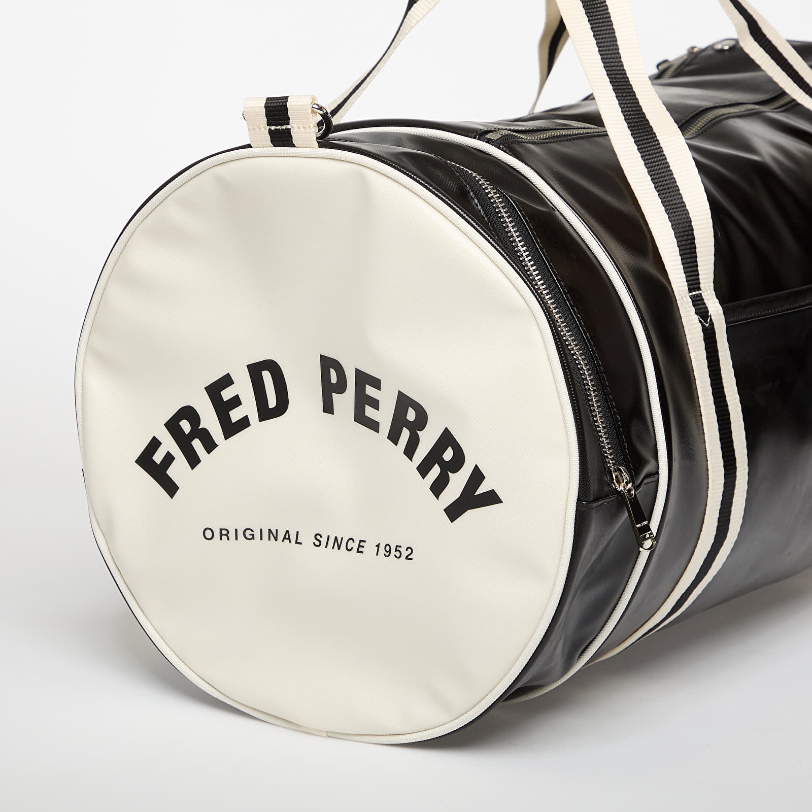 Duffle bag FRED PERRY Classic Large Barrel Bag Black/ Ecru