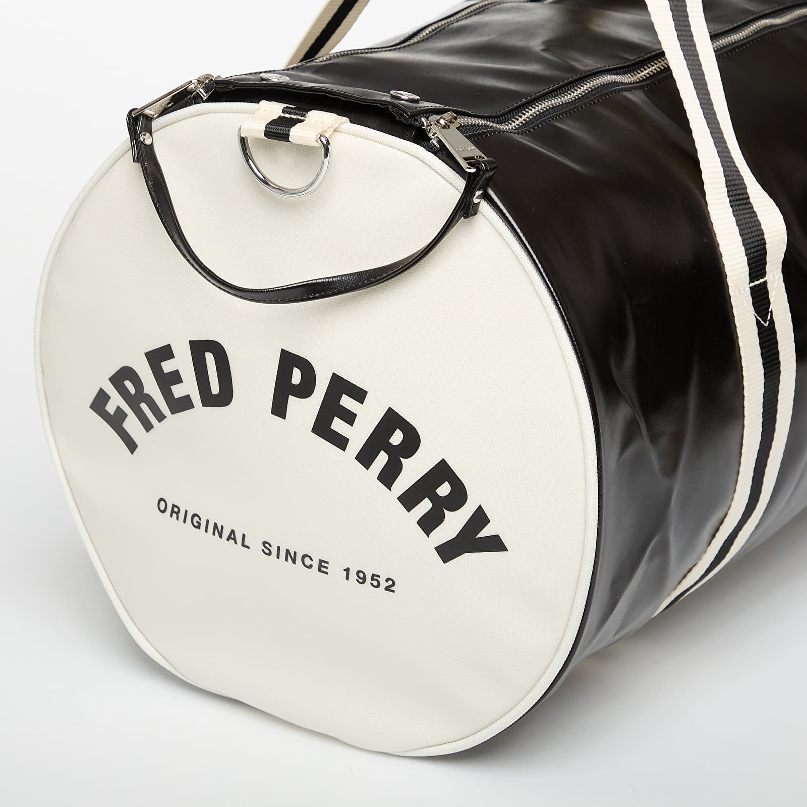Duffle bag FRED PERRY Classic Large Barrel Bag Black/ Ecru