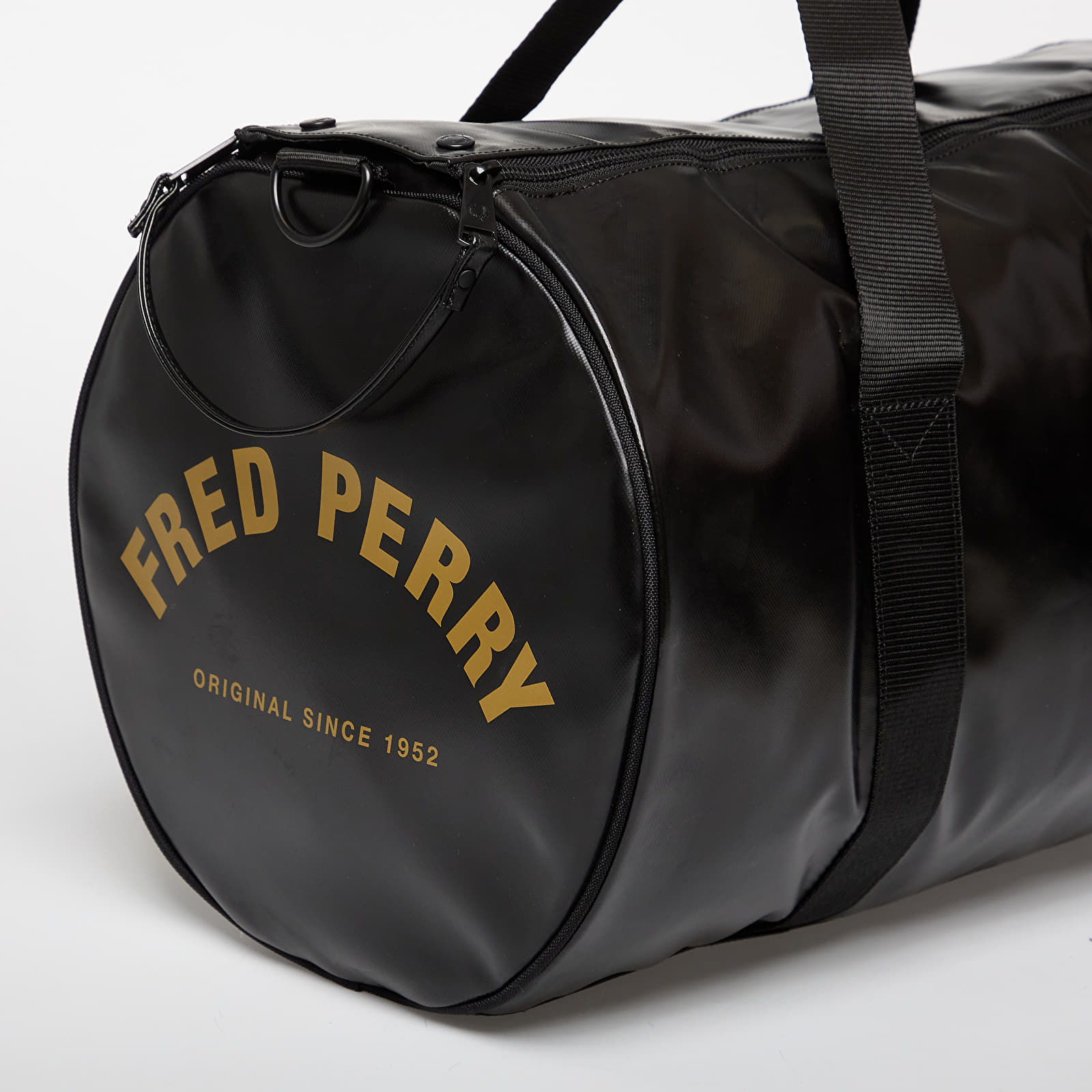 Duffle bag FRED PERRY Tonal Large Barrel Bag Black/ Gold