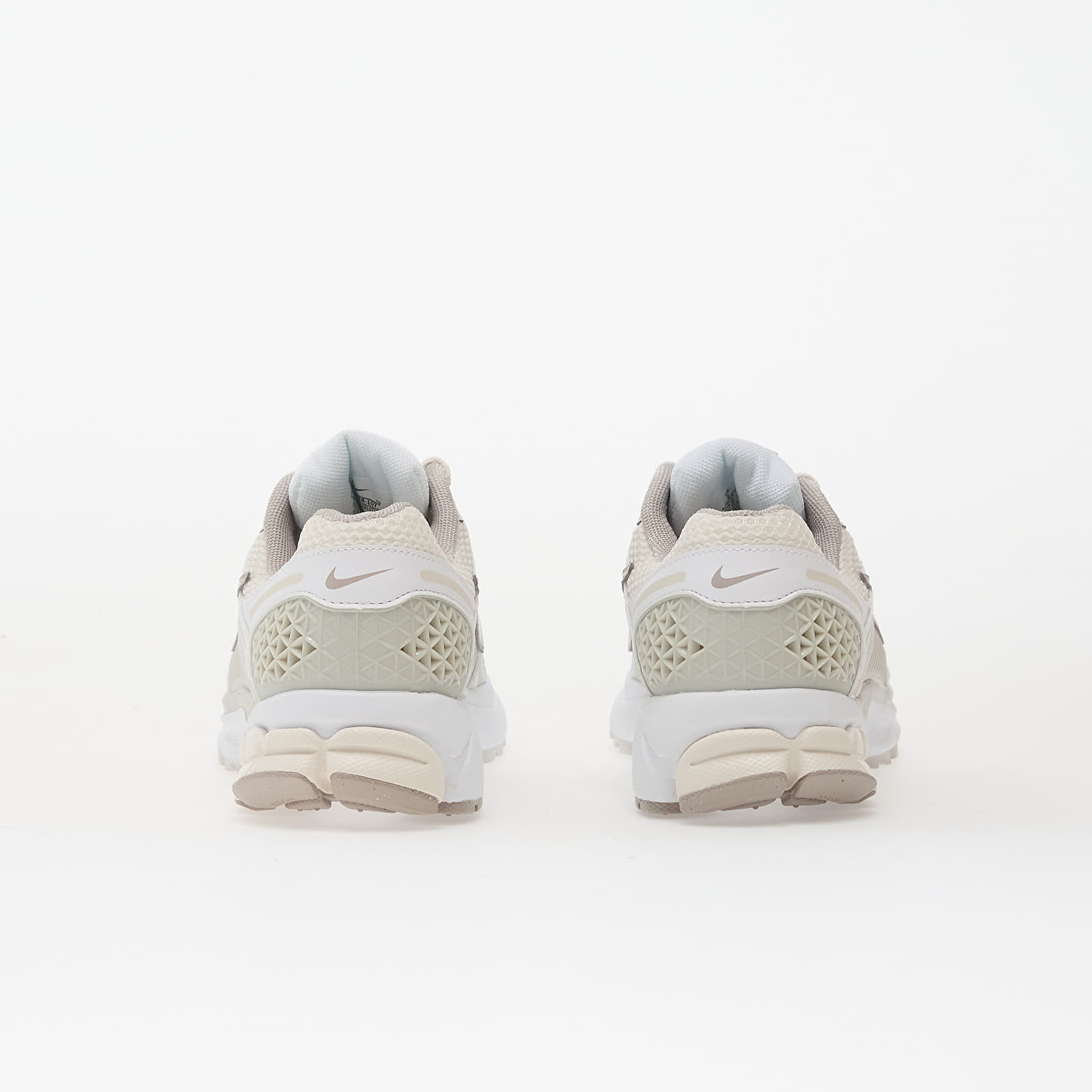 SievieŔu kedas un apavi Nike W Zoom Vomero 5 White/ Lt Bone-Phantom-College Grey-Black