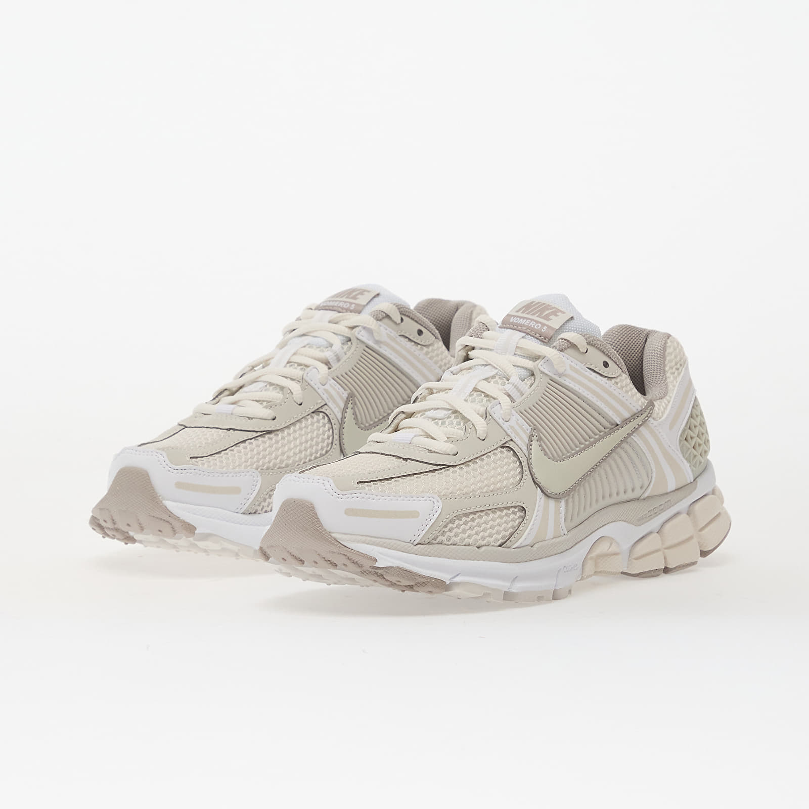 SievieŔu kedas un apavi Nike W Zoom Vomero 5 White/ Lt Bone-Phantom-College Grey-Black