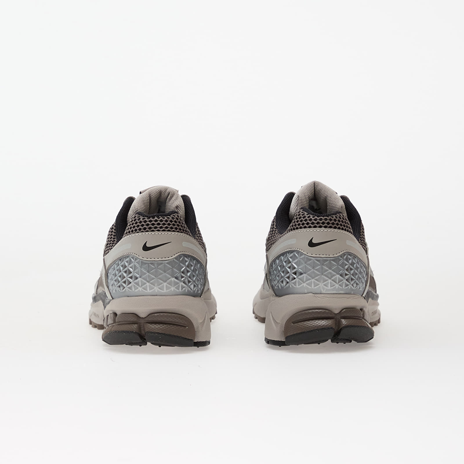 Vīriešu čības un apavi Nike Zoom Vomero 5 College Grey/ Black-Cave Stone-Mtlc Silver-Mtlc Silver