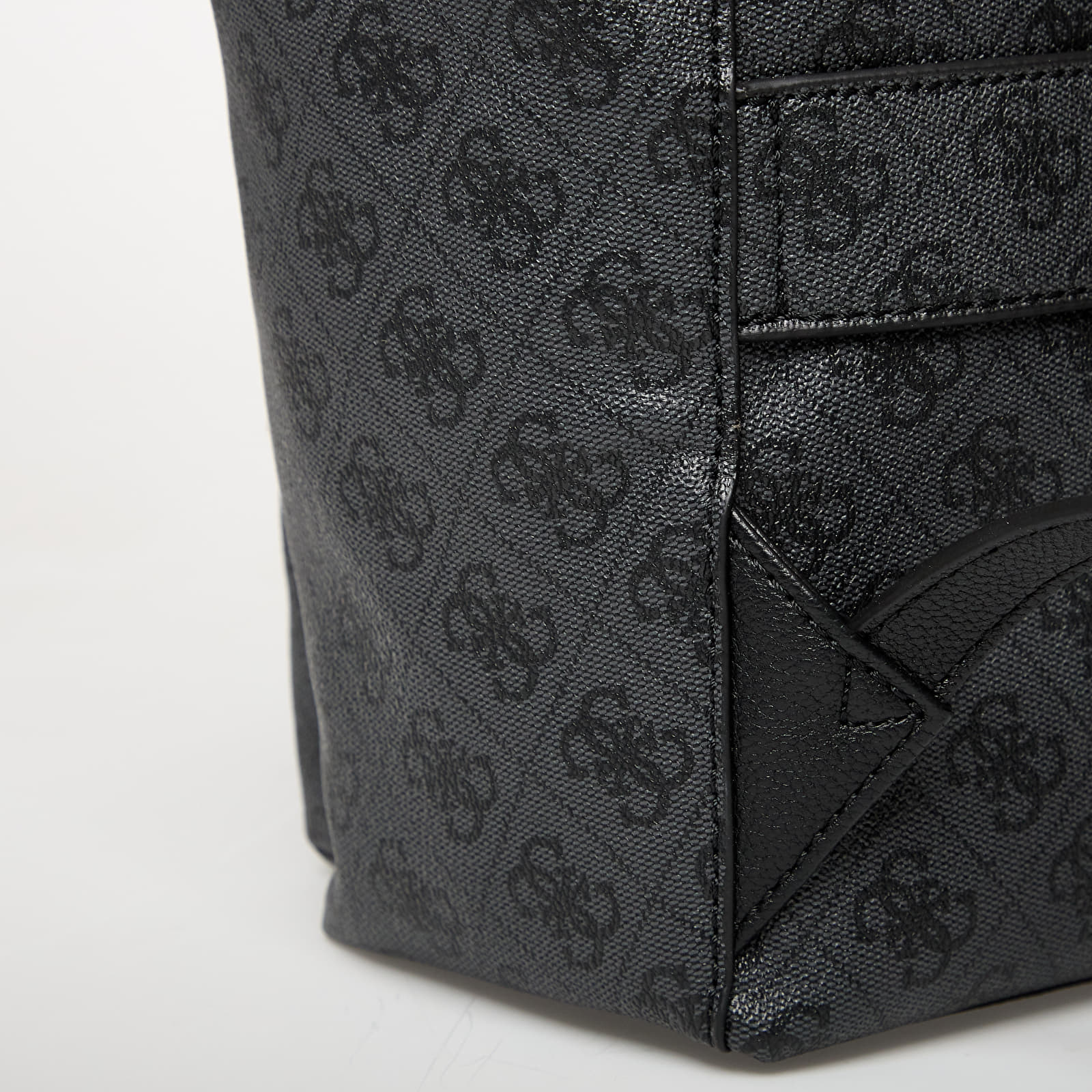 Batohy GUESS  Manhattan Ii Flap Backpack Coal Logo