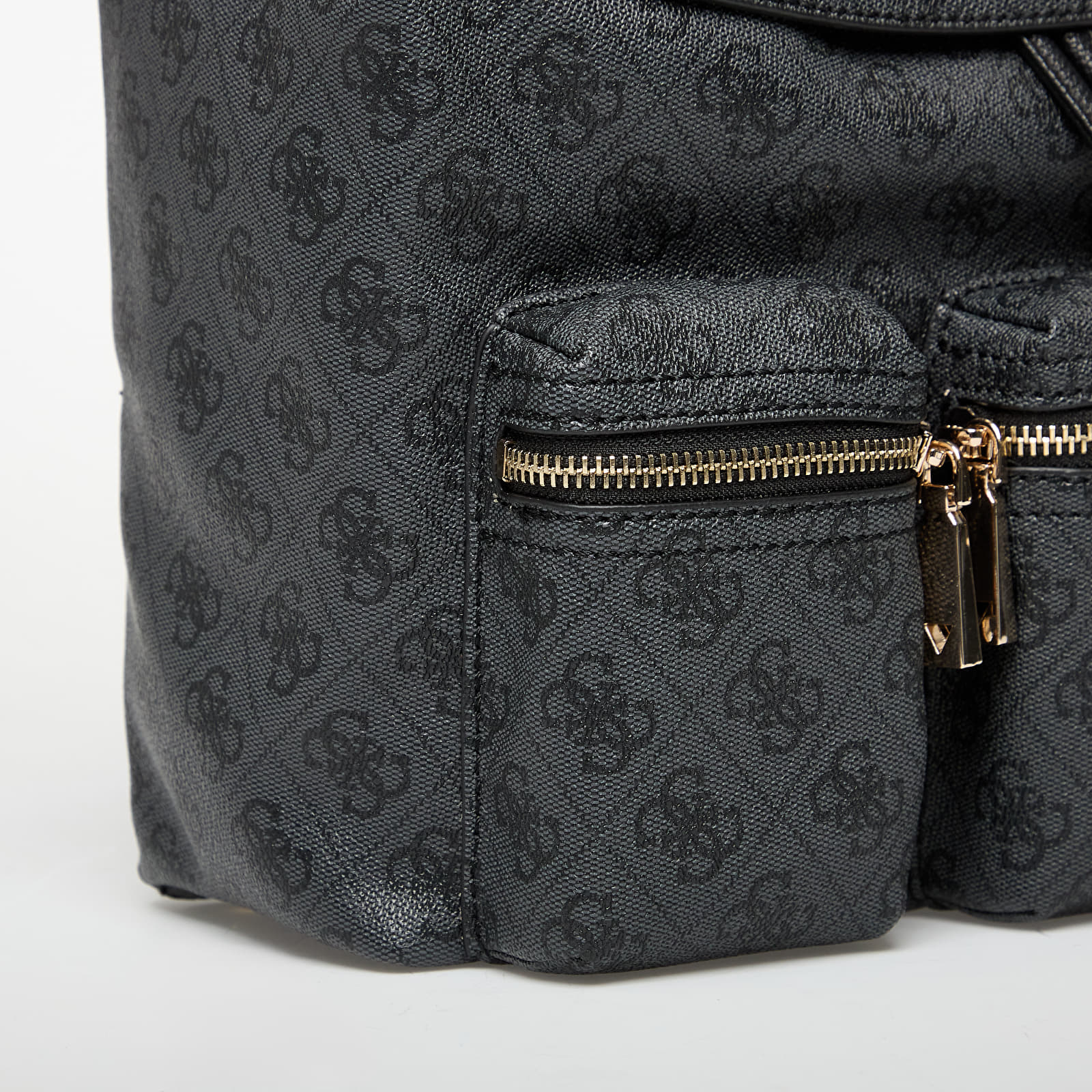 Batohy GUESS  Manhattan Ii Flap Backpack Coal Logo