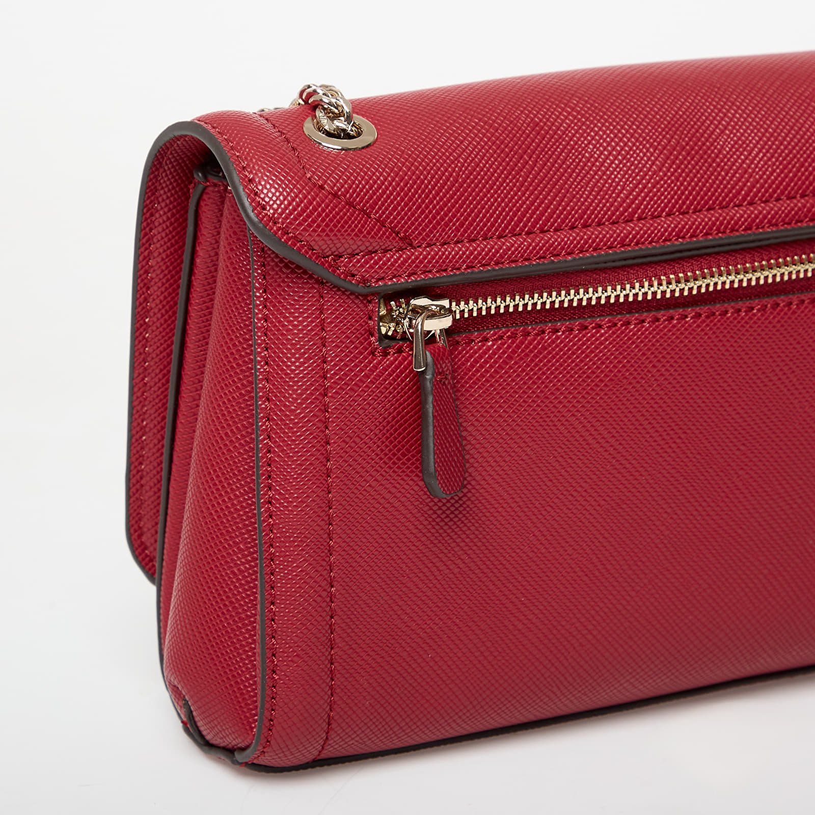Kabelky GUESS  Noelle Ii Cnvrtble Xbody Flap Garnet