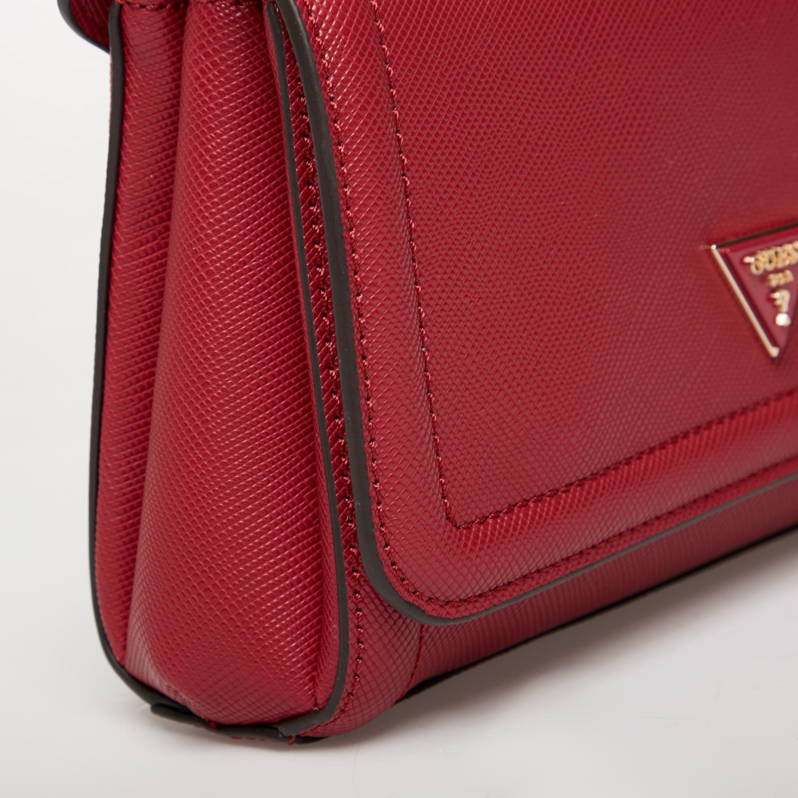 Kabelky GUESS  Noelle Ii Cnvrtble Xbody Flap Garnet