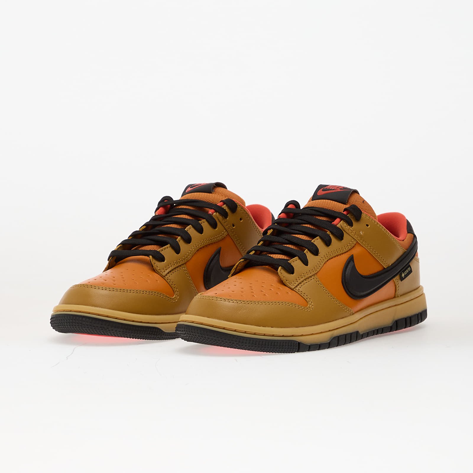 Vīriešu čības un apavi Nike Dunk Low Gtx Wheat/ Black-Ceramic-Picante Red