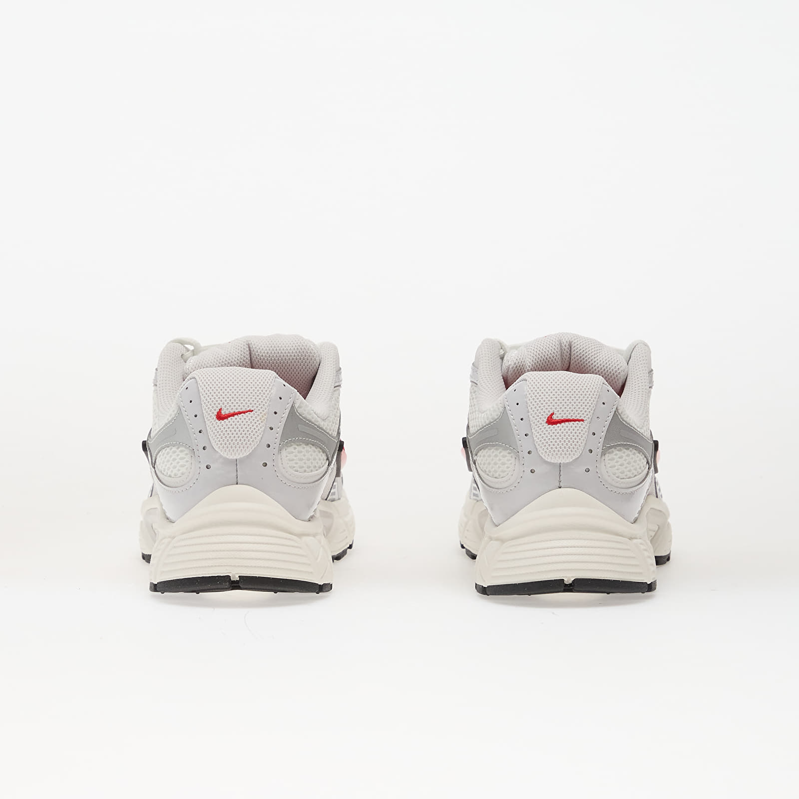 Men's sneakers and shoes Nike V5 Rnr Summit White/ Fire Red-Platinum Tint