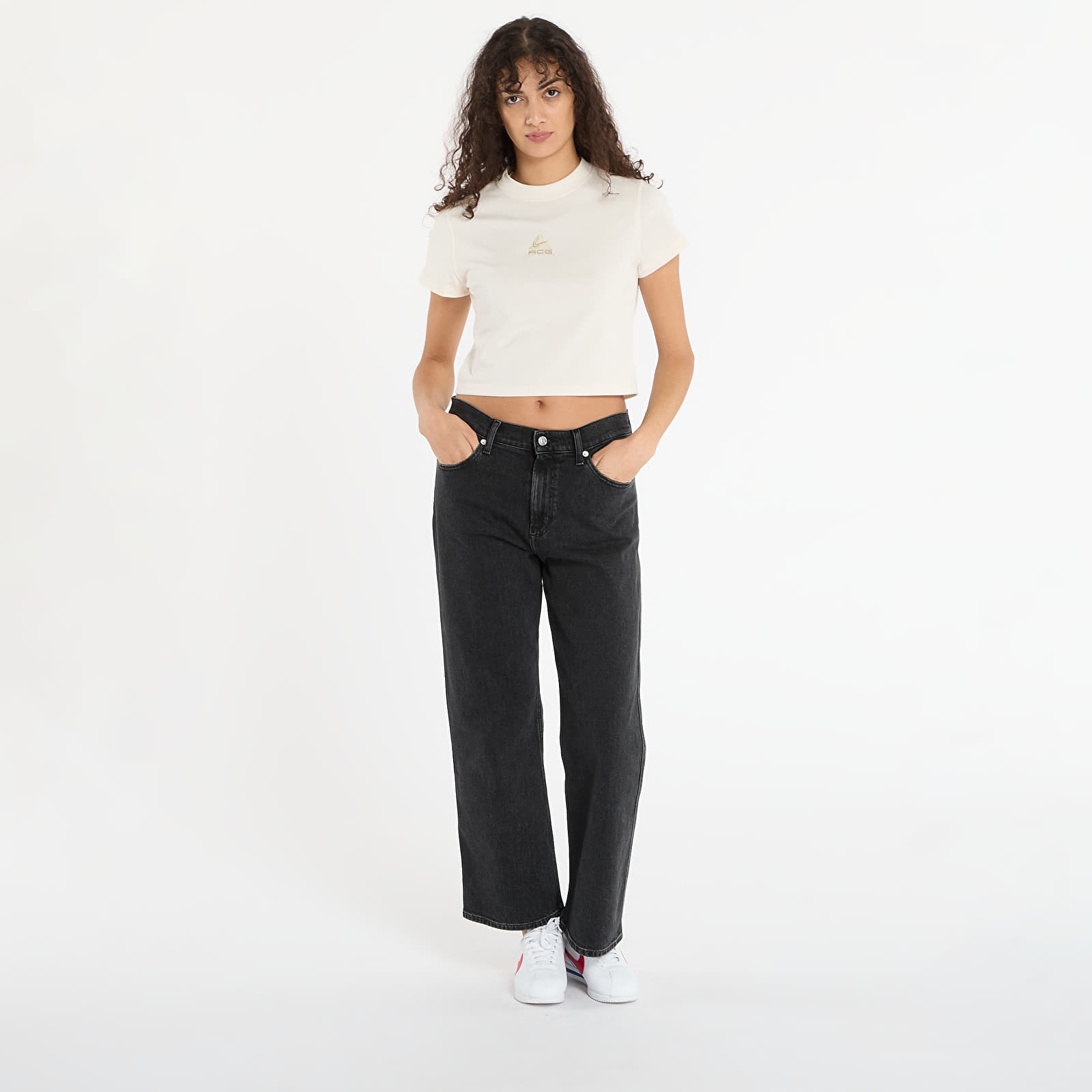 Magliette da donna Nike ACG Women's Dri-FIT Short-Sleeve T-Shirt Pale Ivory/ Lt Khaki/ Parachute Beige
