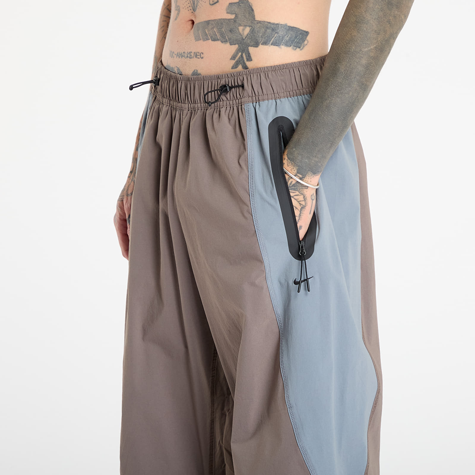 Moške hlače Nike Tech Men's Dri-FIT Woven Color-Block Oversized Pants Cave Stone/ Cool Grey/ Black