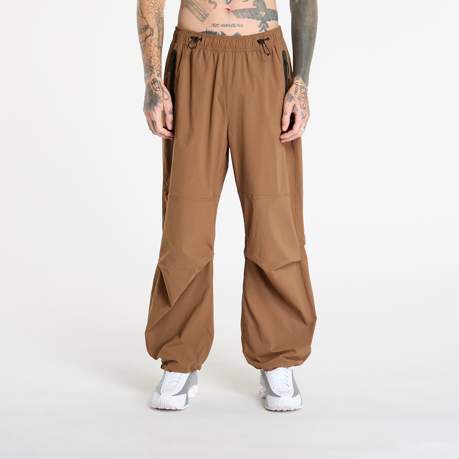 Bukser for menn Nike Tech Men's Woven Oversized Pants Mosswood Brown/ Mosswood Brown/ Black