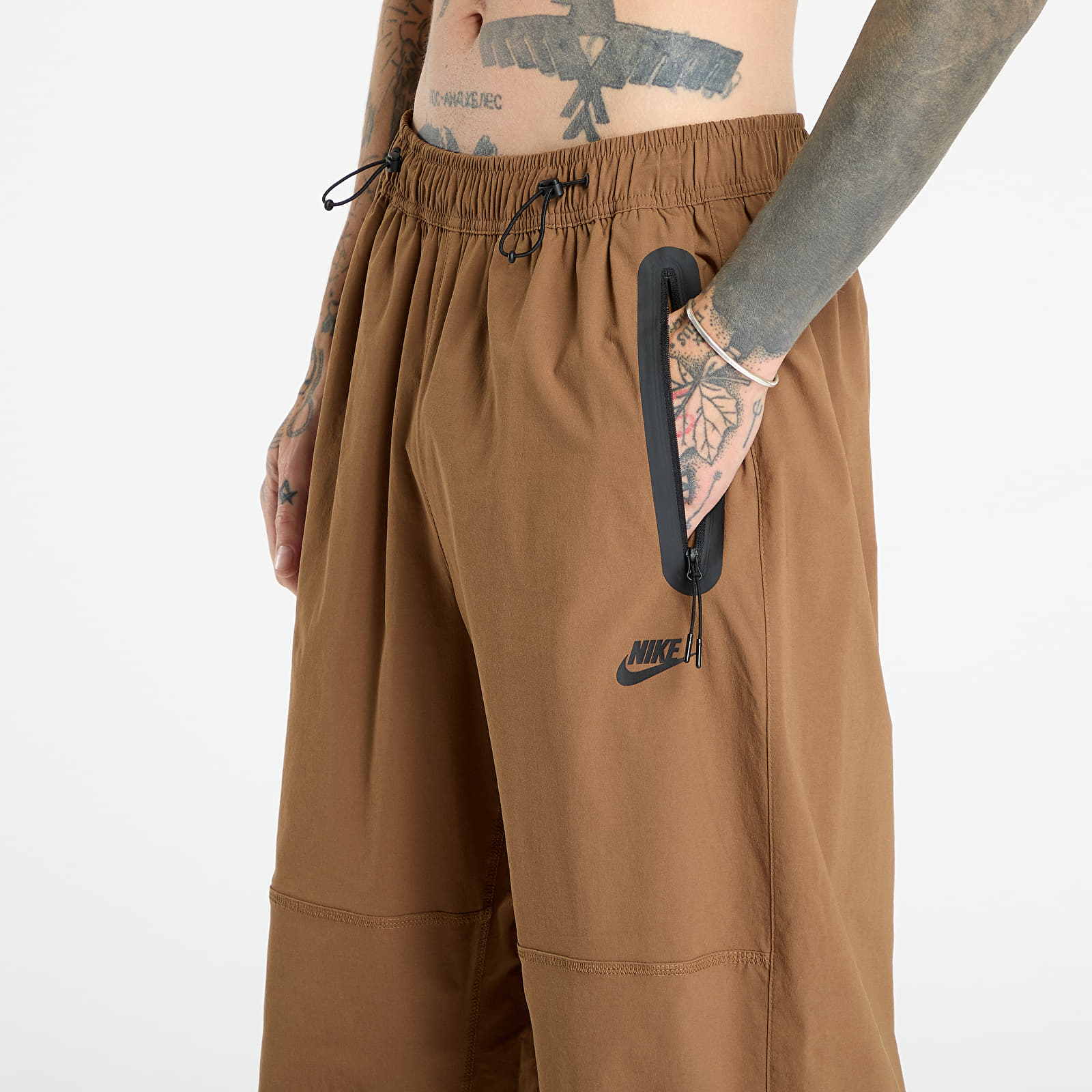 Bukser for menn Nike Tech Men's Woven Oversized Pants Mosswood Brown/ Mosswood Brown/ Black
