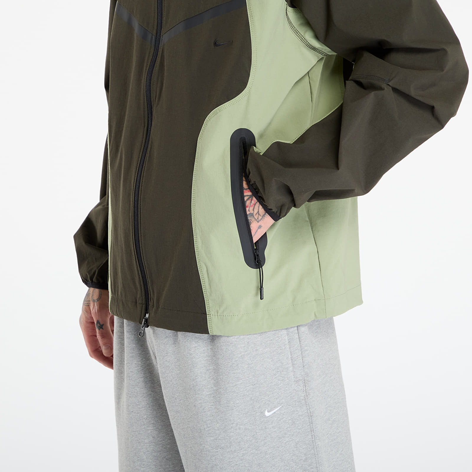 Moške jakne Nike Tech Men's Dri-FIT Woven Color-Block Windrunner Loose Jacket Sequoia/ Oil Green/ Black