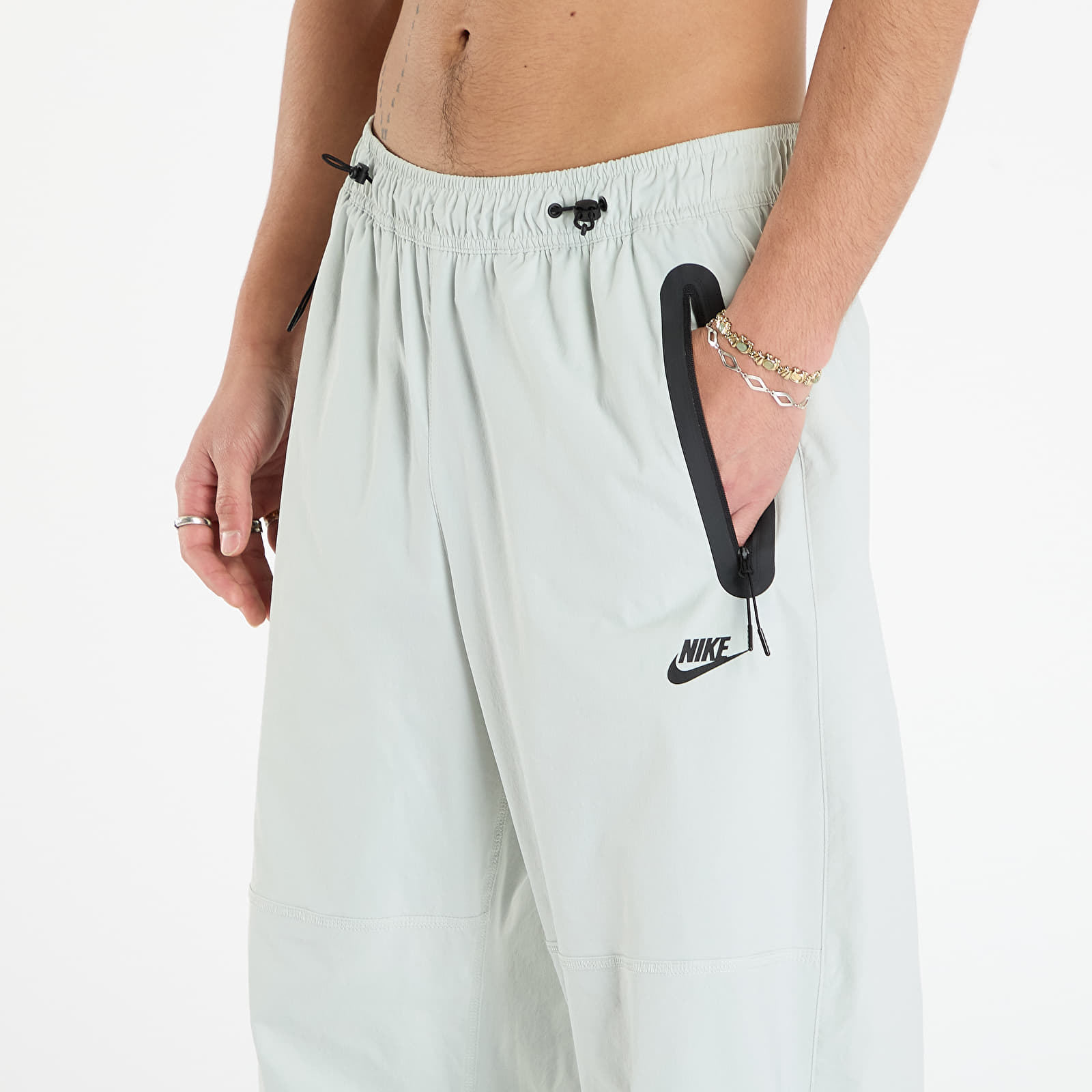 Pánské kalhoty Nike Tech Men's Woven Oversized Pants Light Silver/ Light Silver/ Black