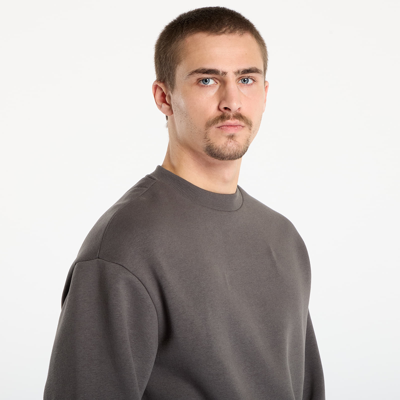 Hupparit ja collegepaidat Urban Classics Fluffy Crewneck Magnet