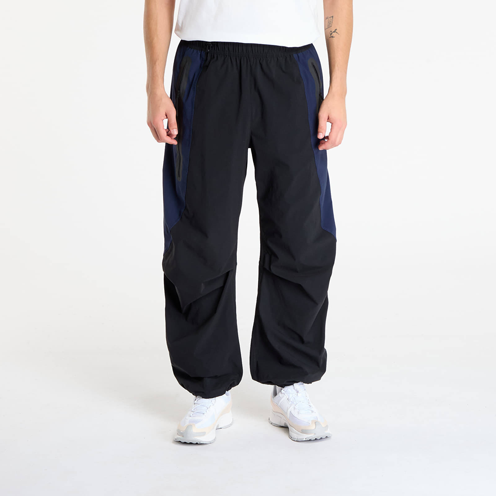 Bukser til mænd Nike Tech Men's Dri-FIT Woven Color-Block Oversized Pants Black/ Obsidian/ Black