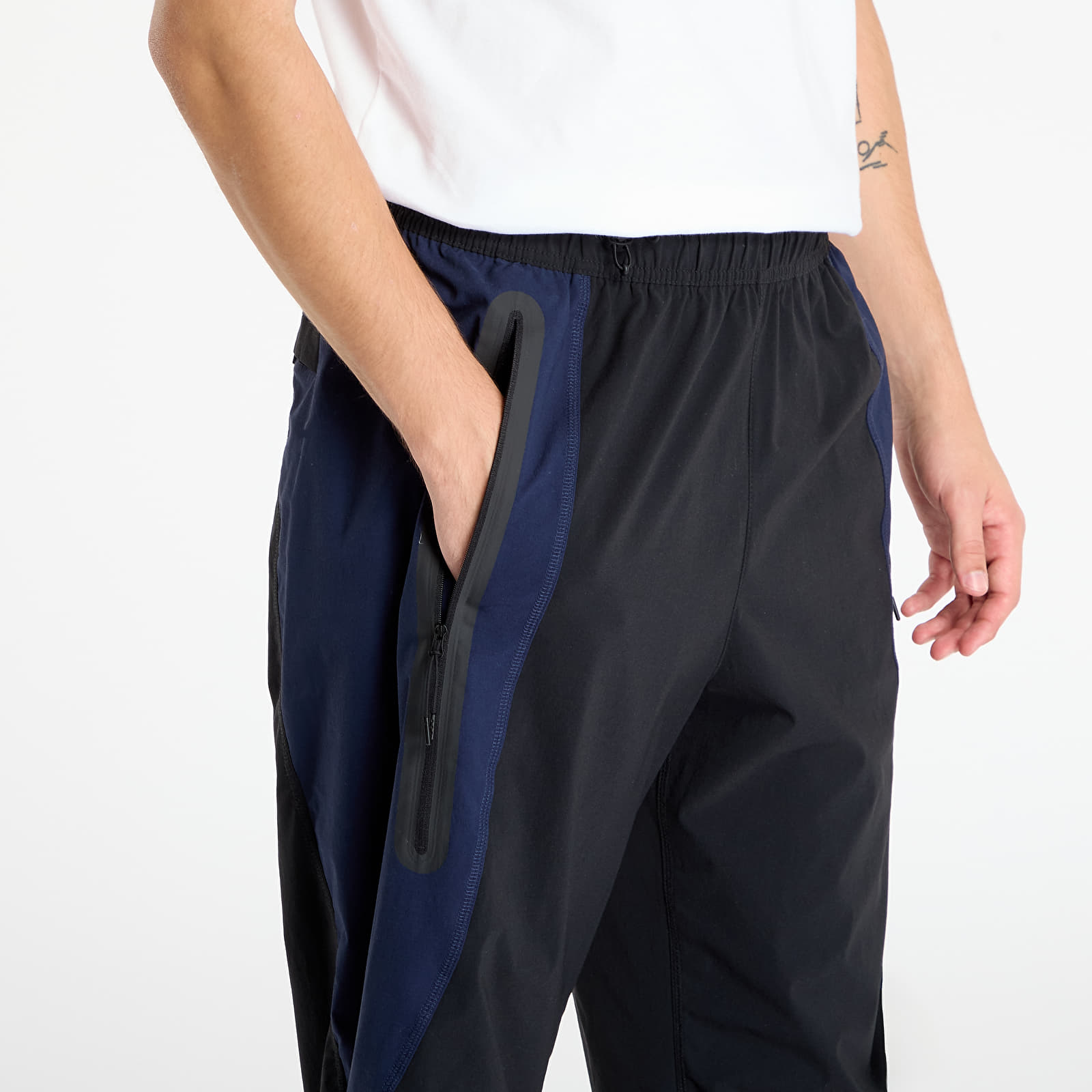 Bukser til mænd Nike Tech Men's Dri-FIT Woven Color-Block Oversized Pants Black/ Obsidian/ Black