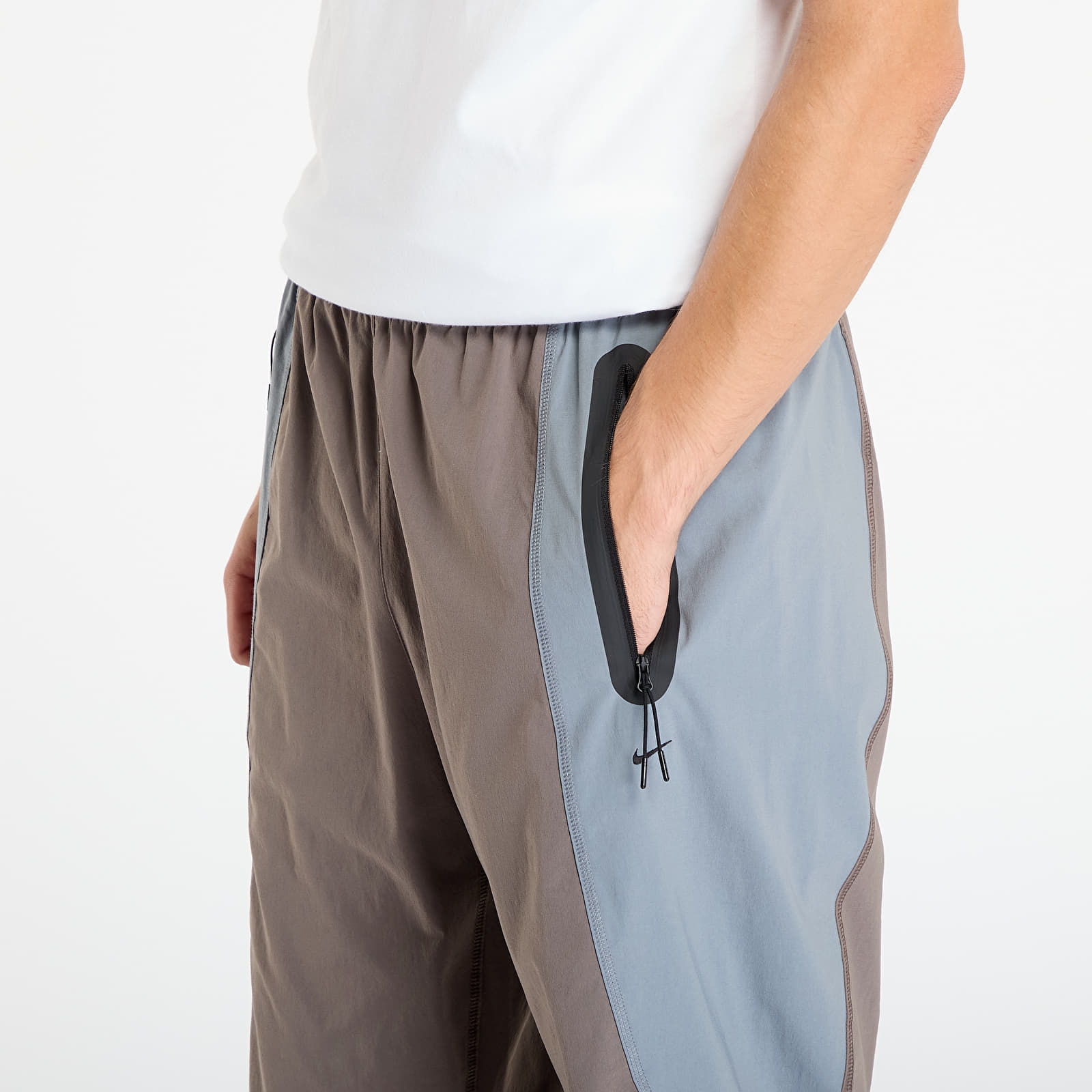 Bukser til mænd Nike Tech Men's Dri-FIT Woven Color-Block Oversized Pants Cave Stone/ Cool Grey/ Black