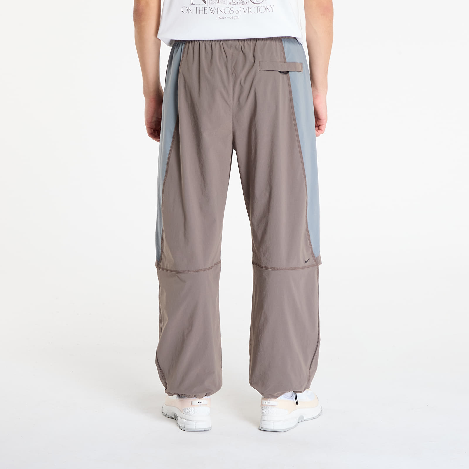 Bukser til mænd Nike Tech Men's Dri-FIT Woven Color-Block Oversized Pants Cave Stone/ Cool Grey/ Black