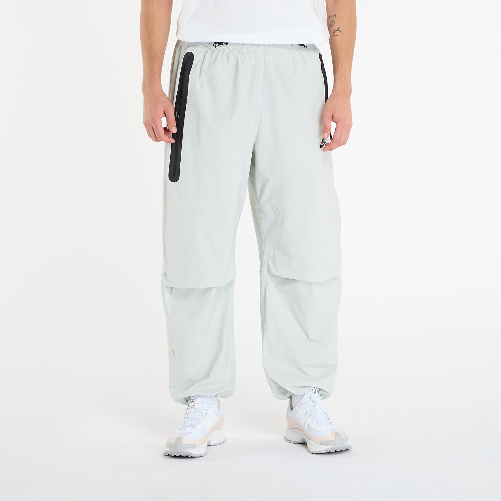 Spodnie Nike Tech Men's Woven Oversized Pants Light Silver/ Light Silver/ Black
