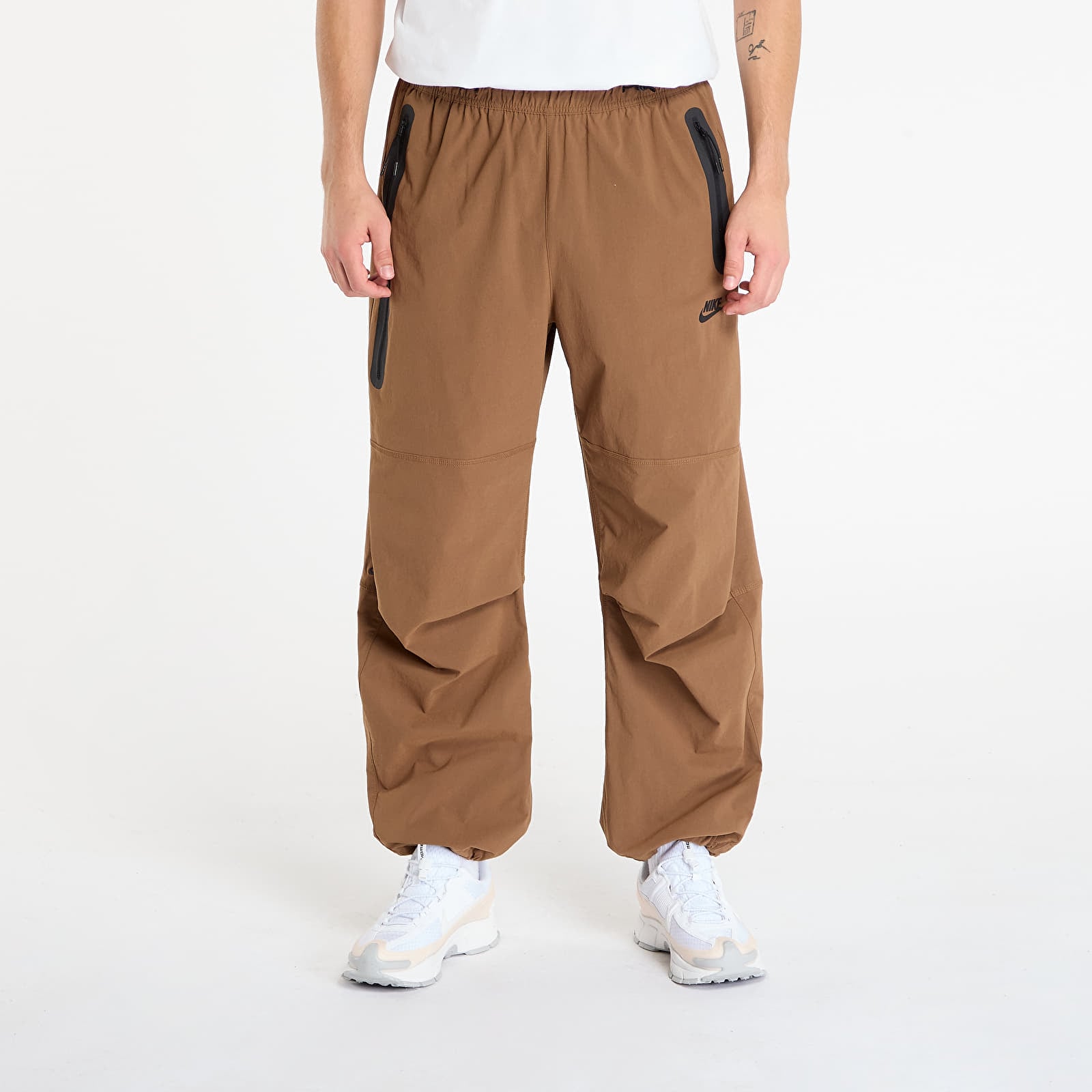 Muške hlače Nike Tech Men's Woven Oversized Pants Mosswood Brown/ Mosswood Brown/ Black