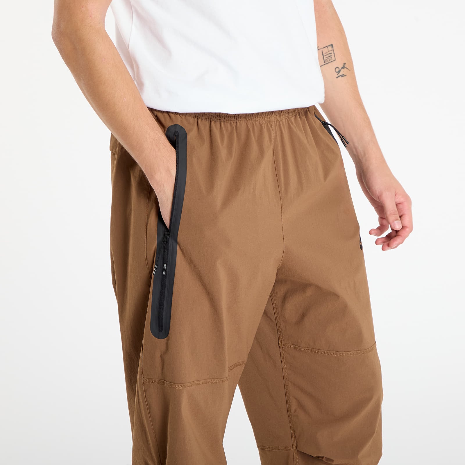 Muške hlače Nike Tech Men's Woven Oversized Pants Mosswood Brown/ Mosswood Brown/ Black