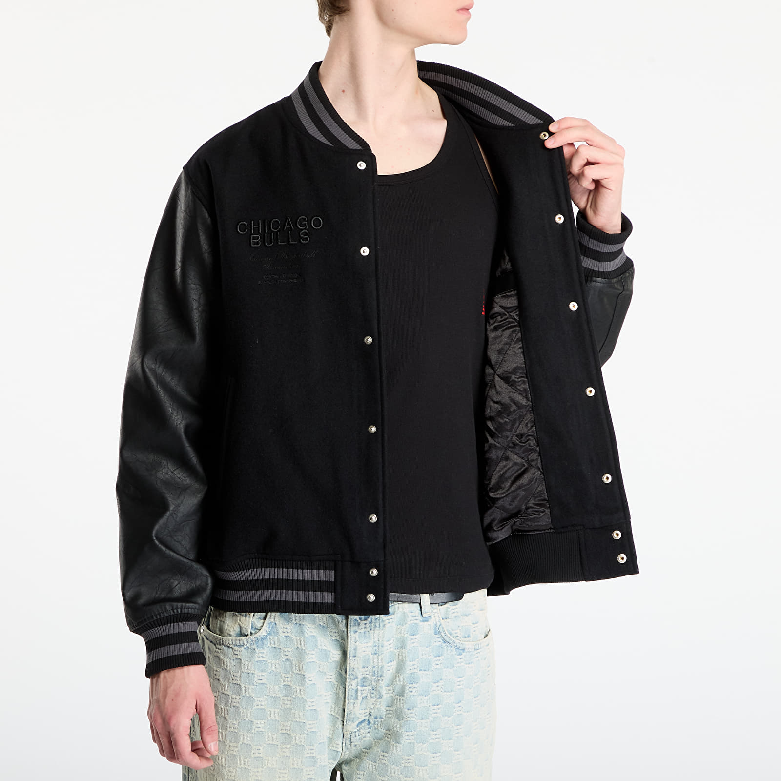 Vyriškos striukės New Era NBA Chicago Bulls Tonal Patch Varsity Jacket UNISEX Black