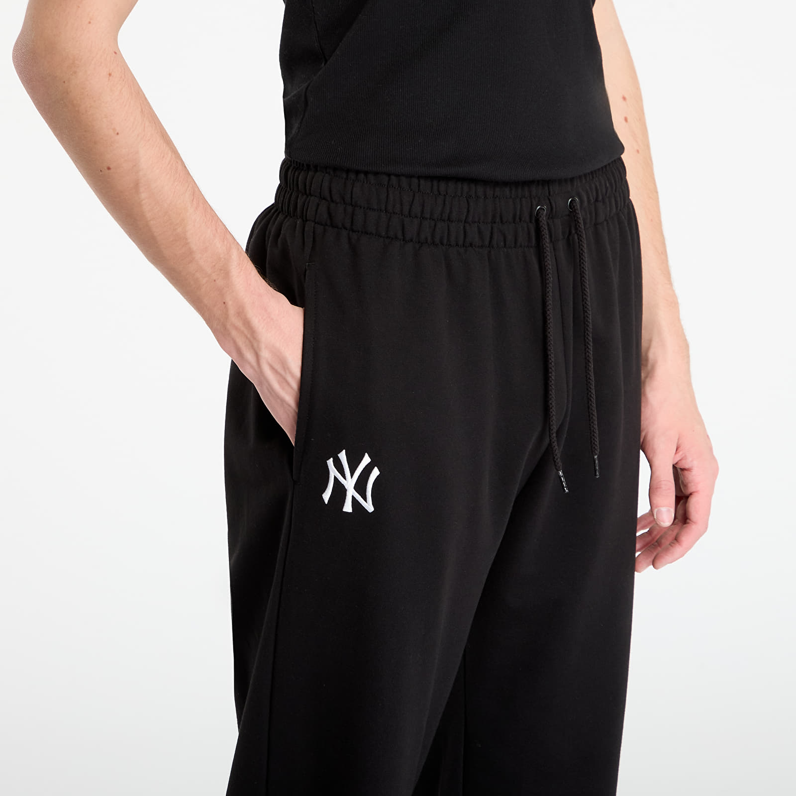 Tepláky New Era MLB New York Yankees Nos Le Midi Jogger Pants Black