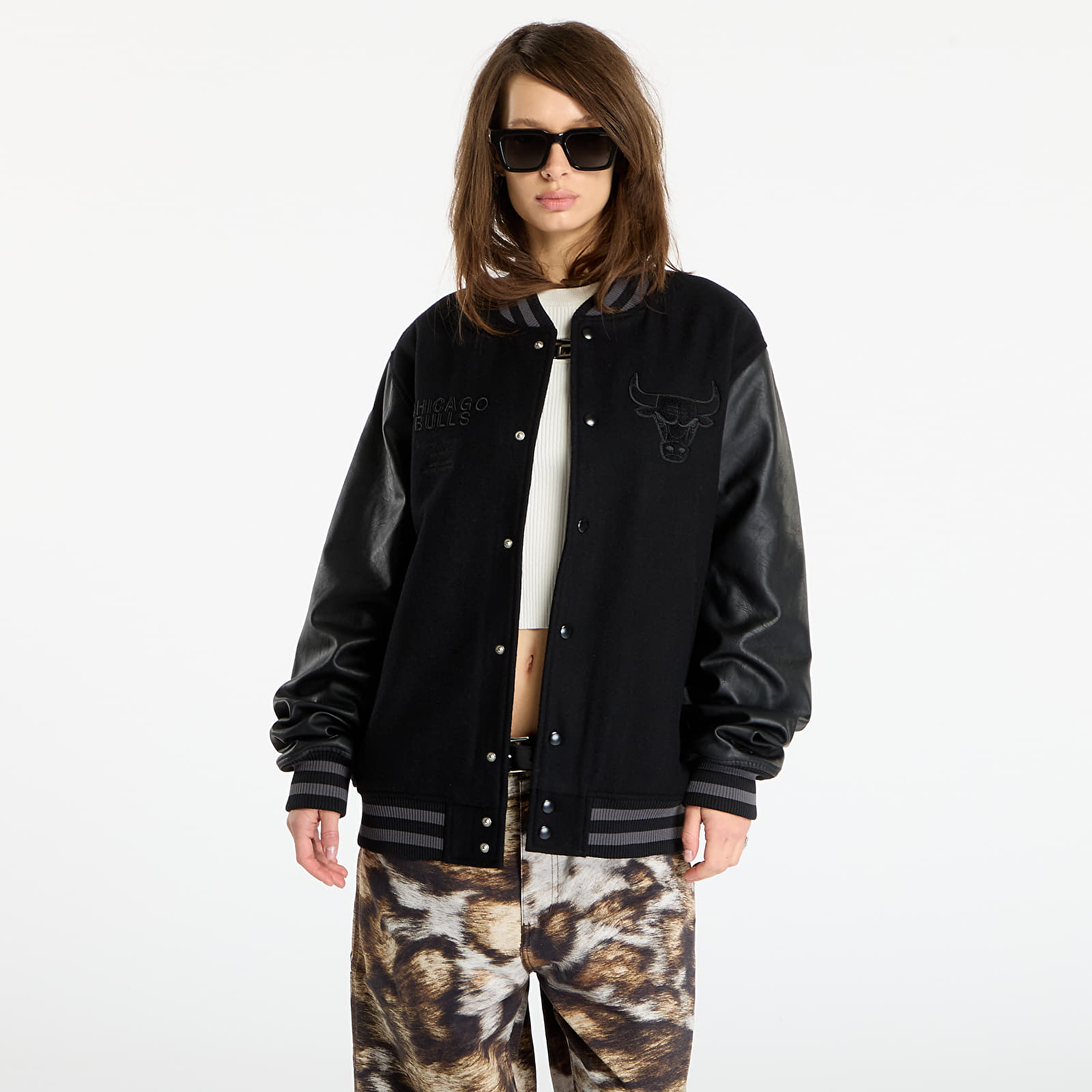 Vyriškos striukės New Era NBA Chicago Bulls Tonal Patch Varsity Jacket UNISEX Black