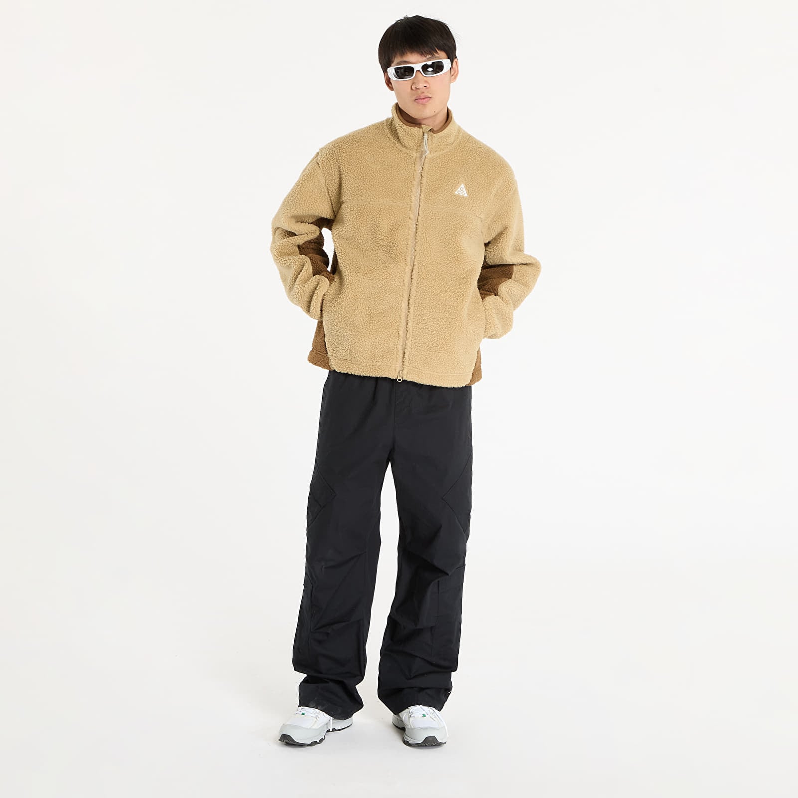 Herrenjacken Nike ACG "Canwell Glacier" Men's Therma-FIT ADV Windproof Jacket Parachute Beige/ Summit White