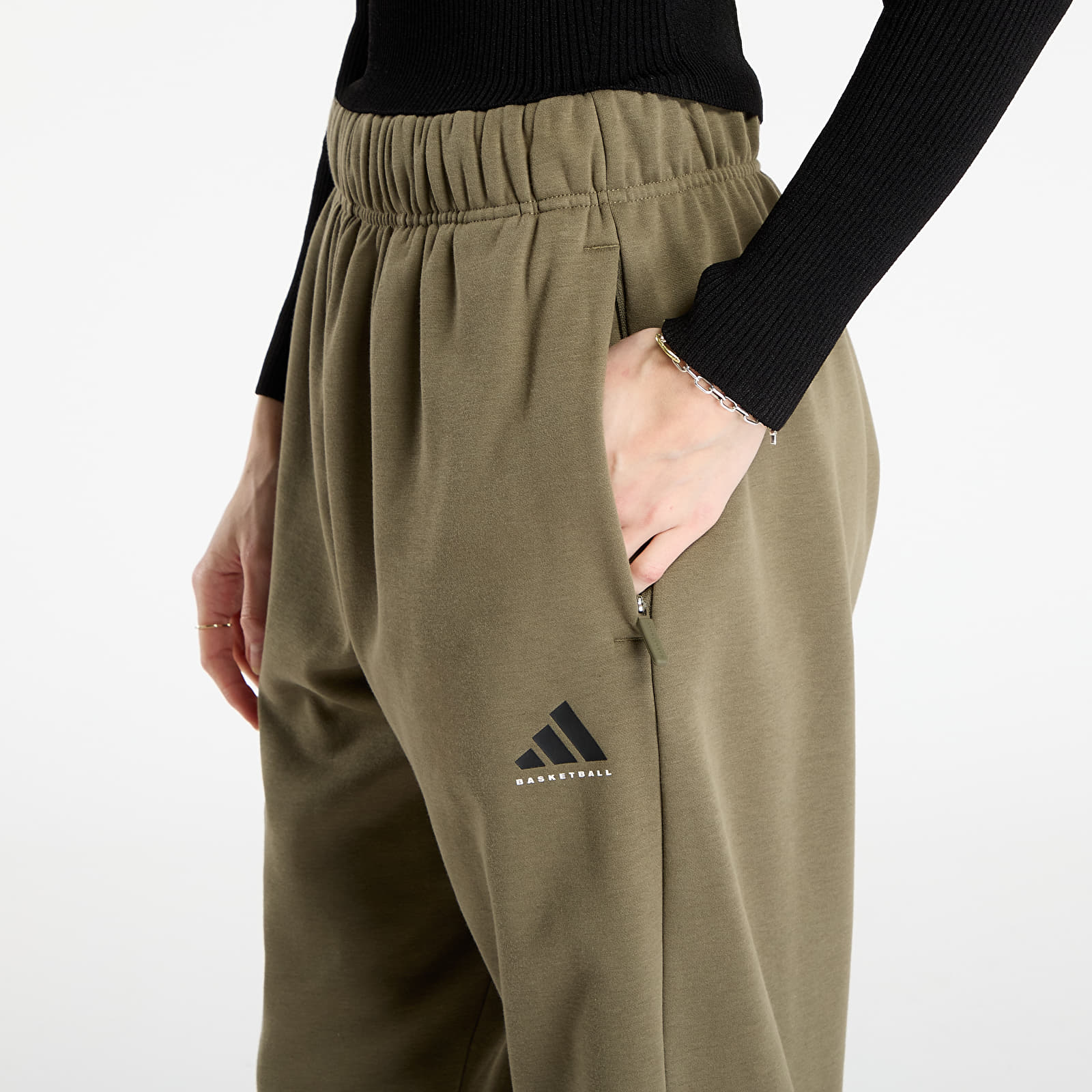 Joggebukser for menn adidas Basketball Fleece Joggers UNISEX Olive Strata
