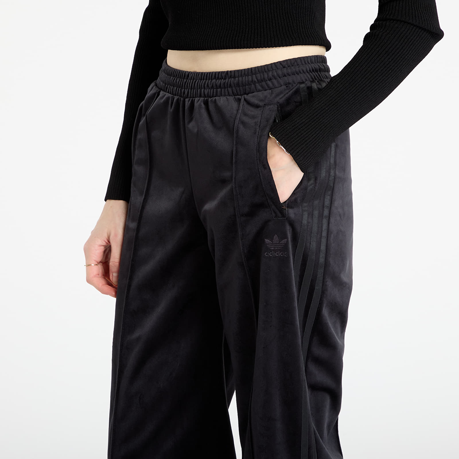 Ženske hlače adidas Velvet Trackpant Black