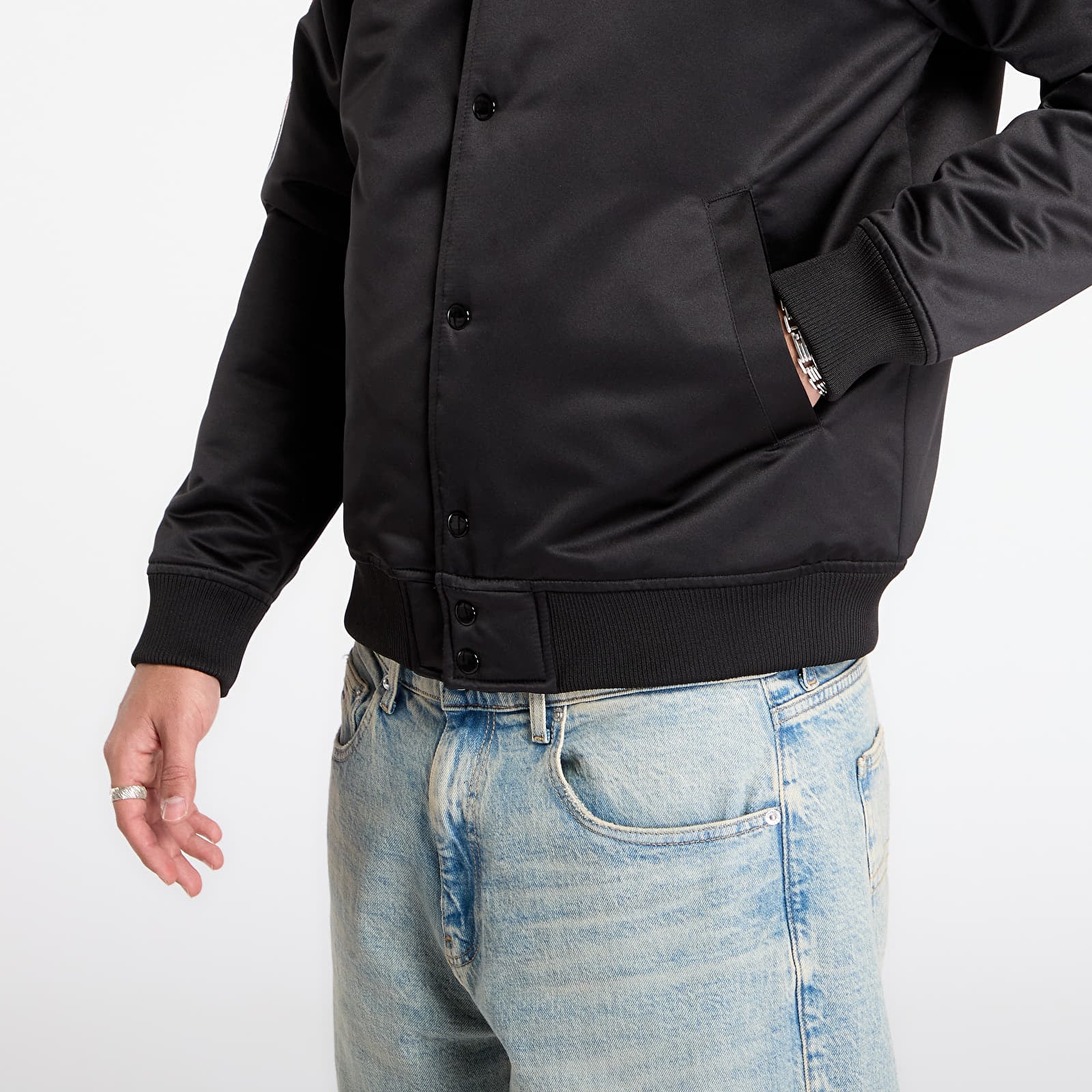 Pánské bundy Mitchell & Ness NBA Blackout Heavyweight Satin Jacket Chicago Bulls Black